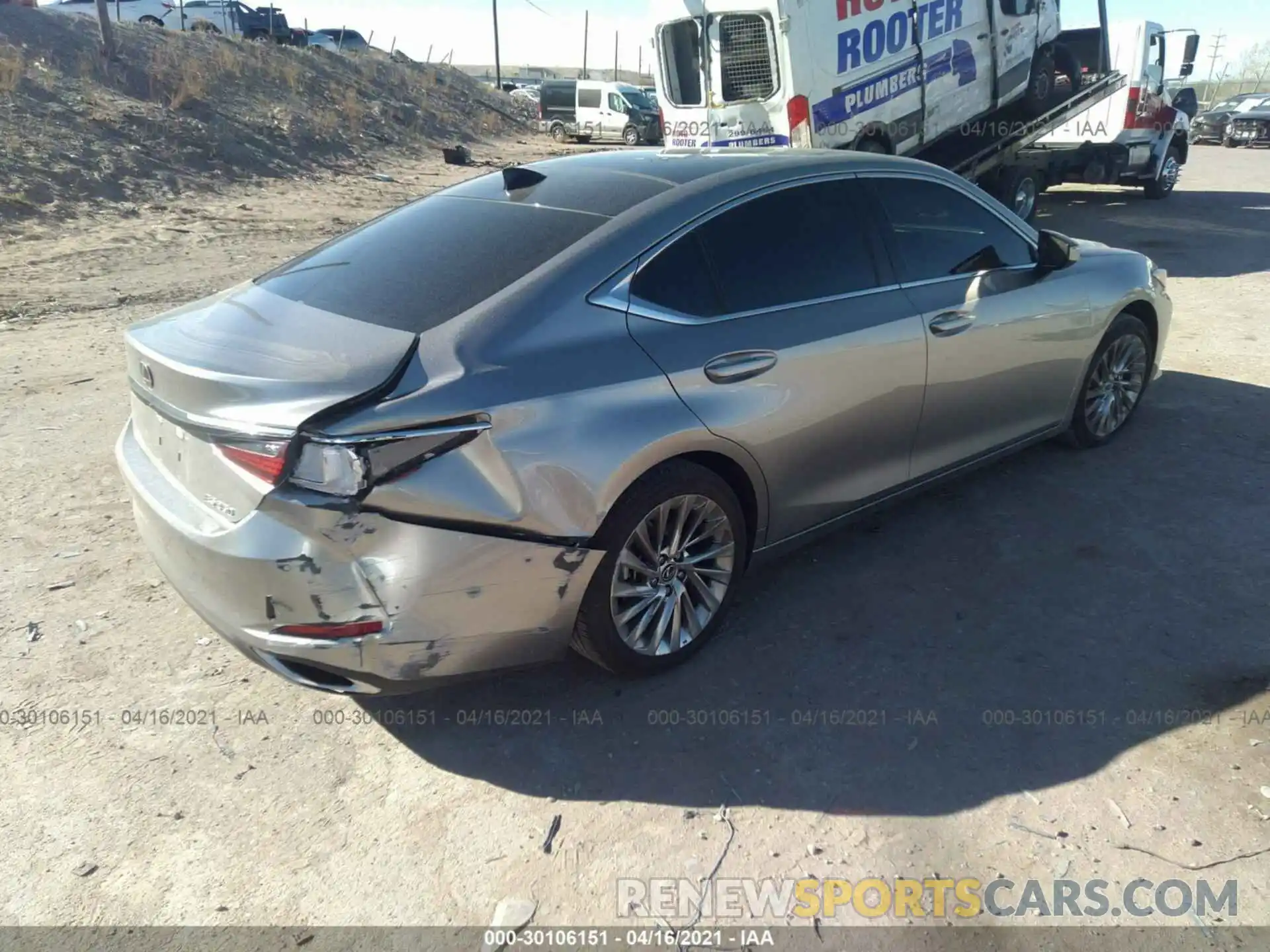 4 Photograph of a damaged car 58ABZ1B11KU027363 LEXUS ES 2019