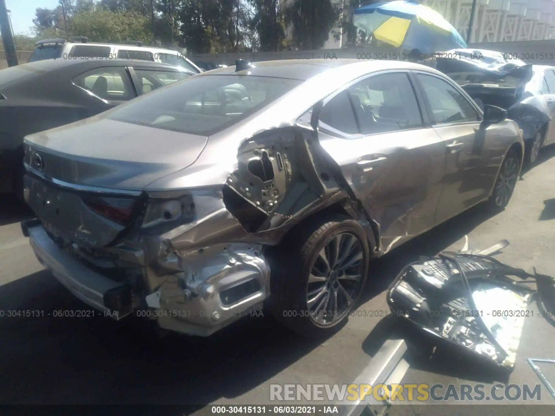 4 Photograph of a damaged car 58ABZ1B11KU038119 LEXUS ES 2019