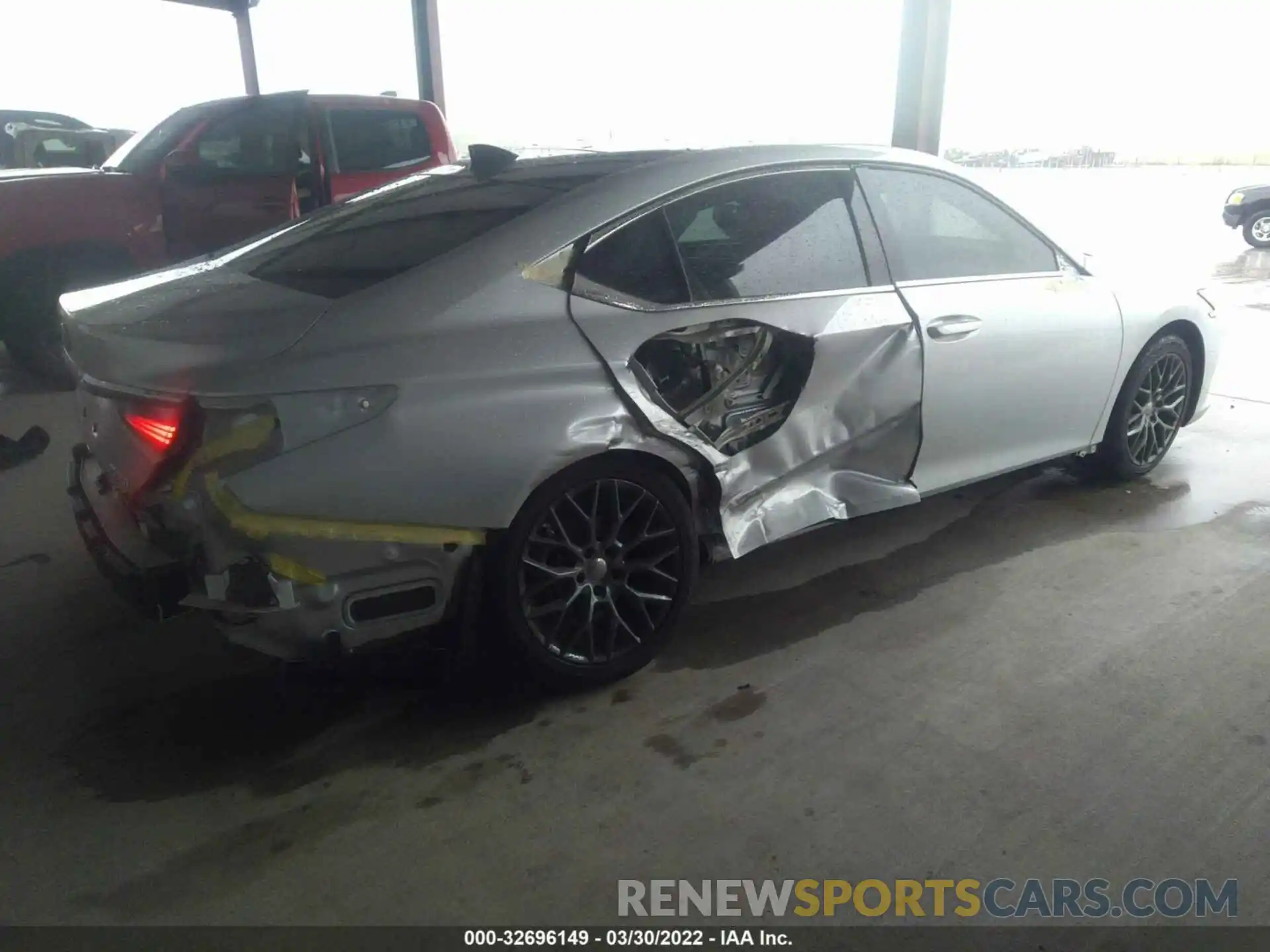 4 Photograph of a damaged car 58ABZ1B11KU038945 LEXUS ES 2019