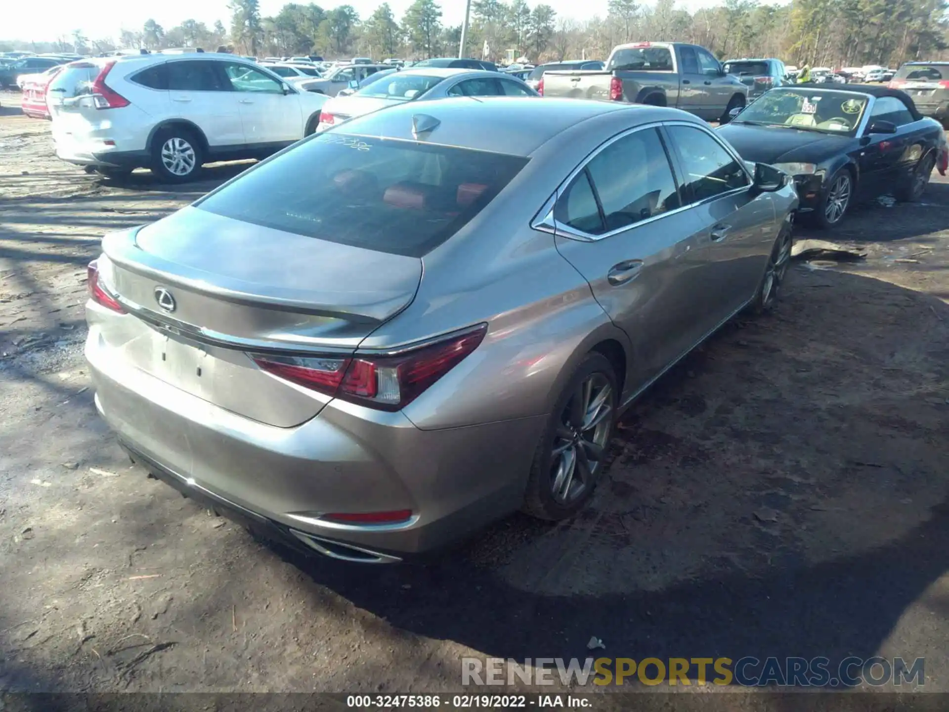 4 Photograph of a damaged car 58ABZ1B12KU009499 LEXUS ES 2019