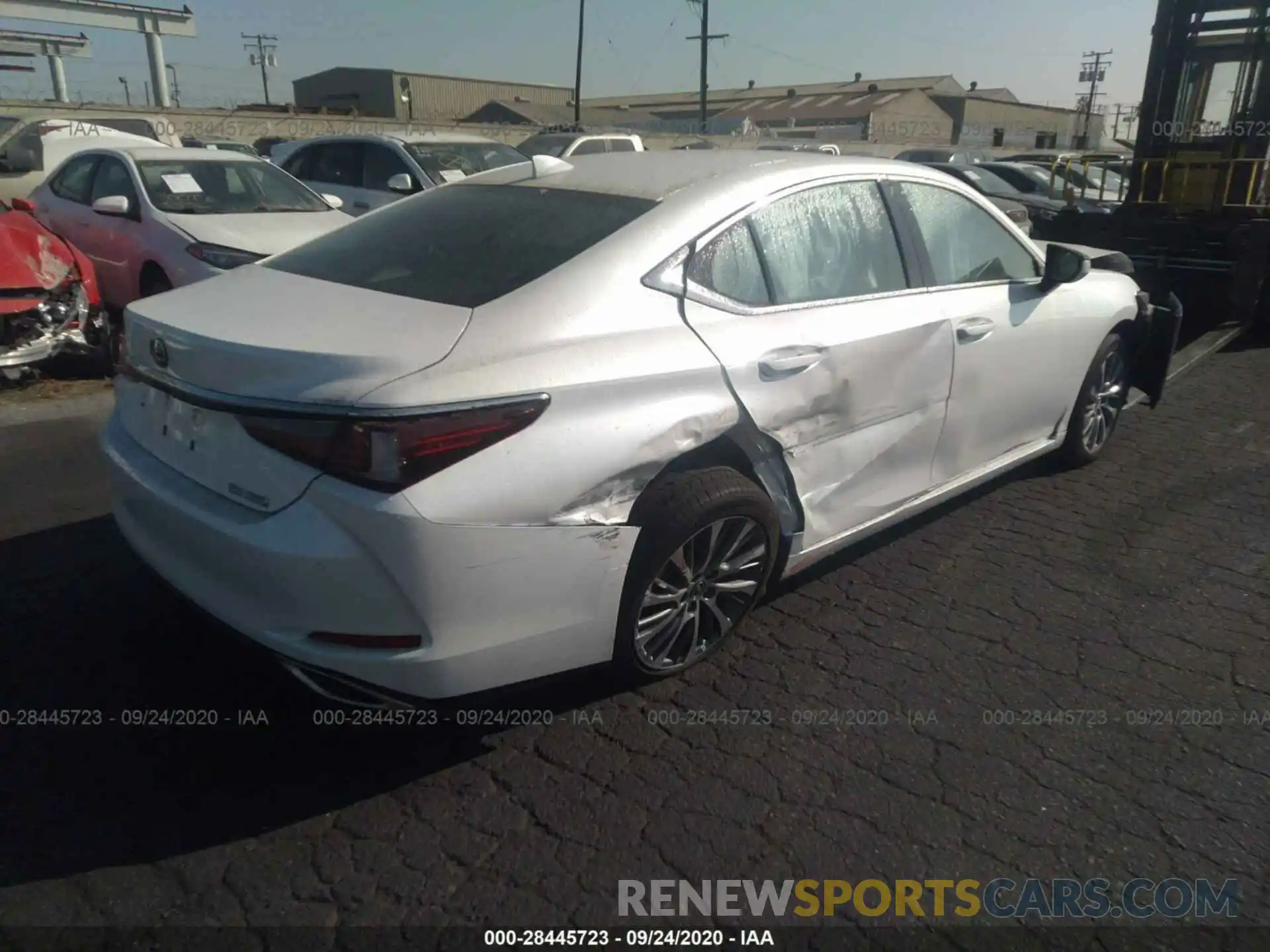 4 Photograph of a damaged car 58ABZ1B12KU019398 LEXUS ES 2019