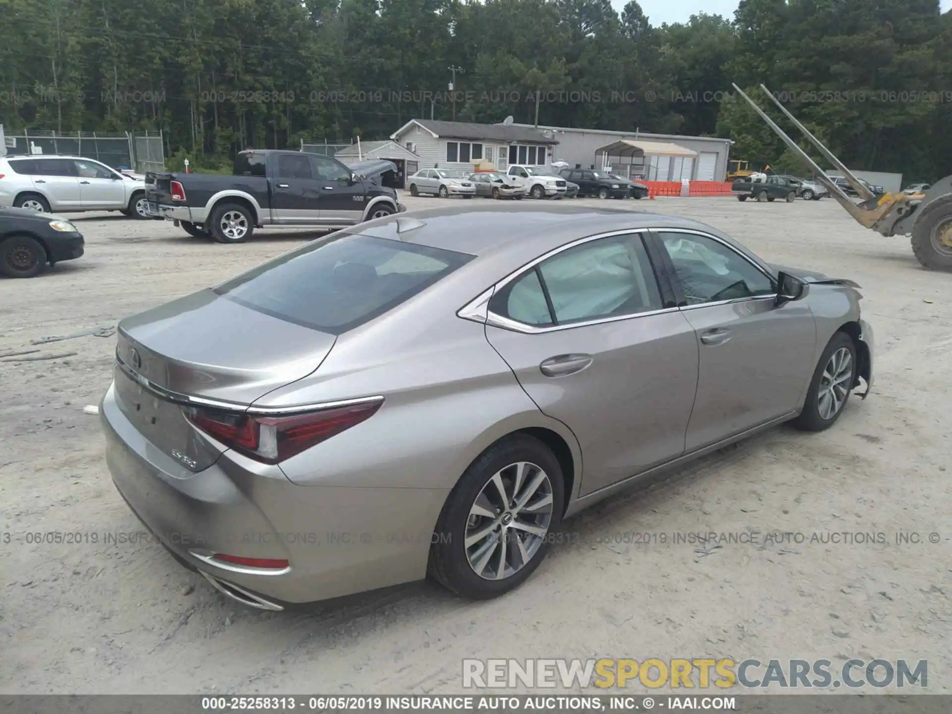 4 Photograph of a damaged car 58ABZ1B12KU024004 LEXUS ES 2019