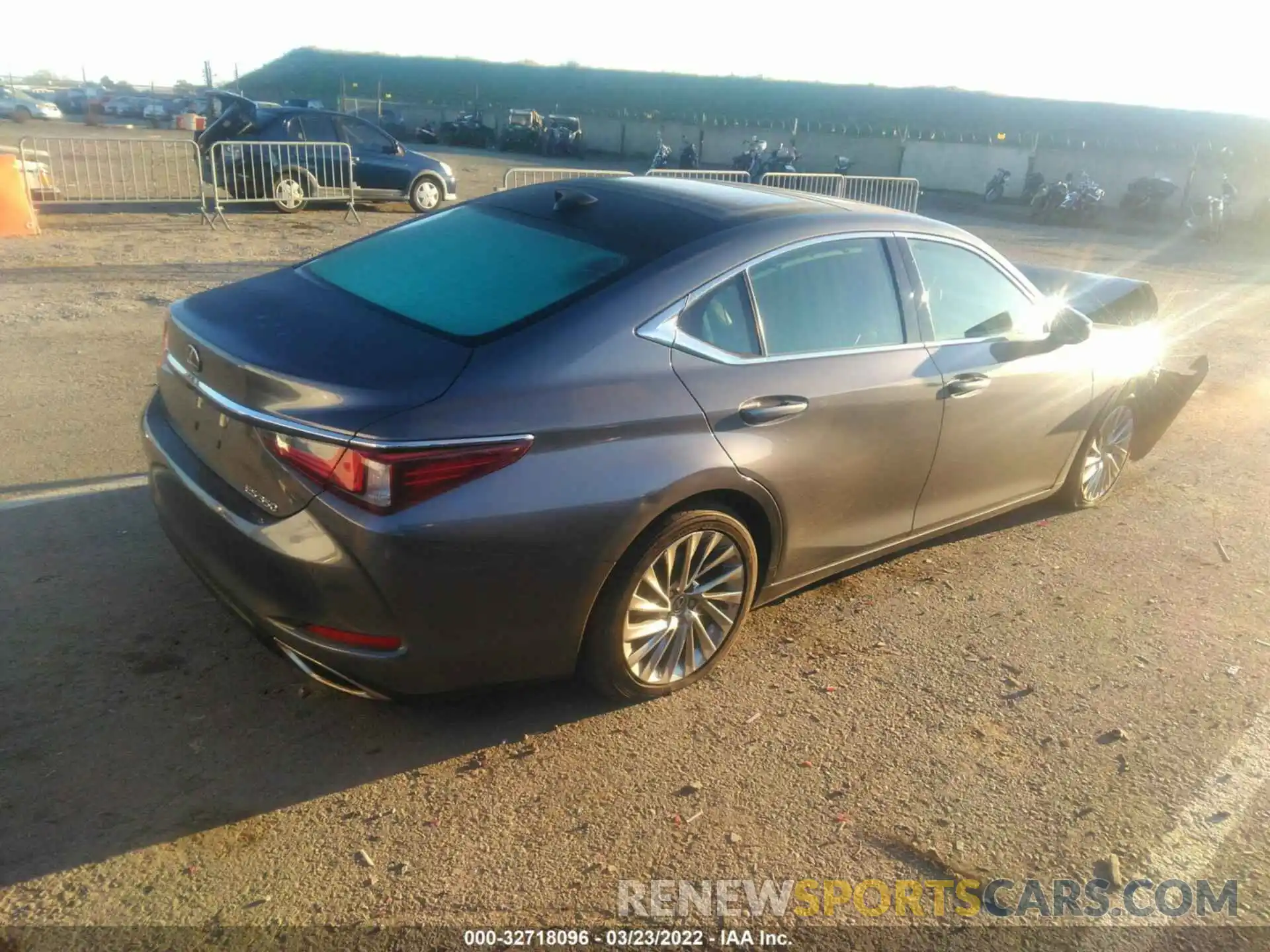 4 Photograph of a damaged car 58ABZ1B12KU035567 LEXUS ES 2019