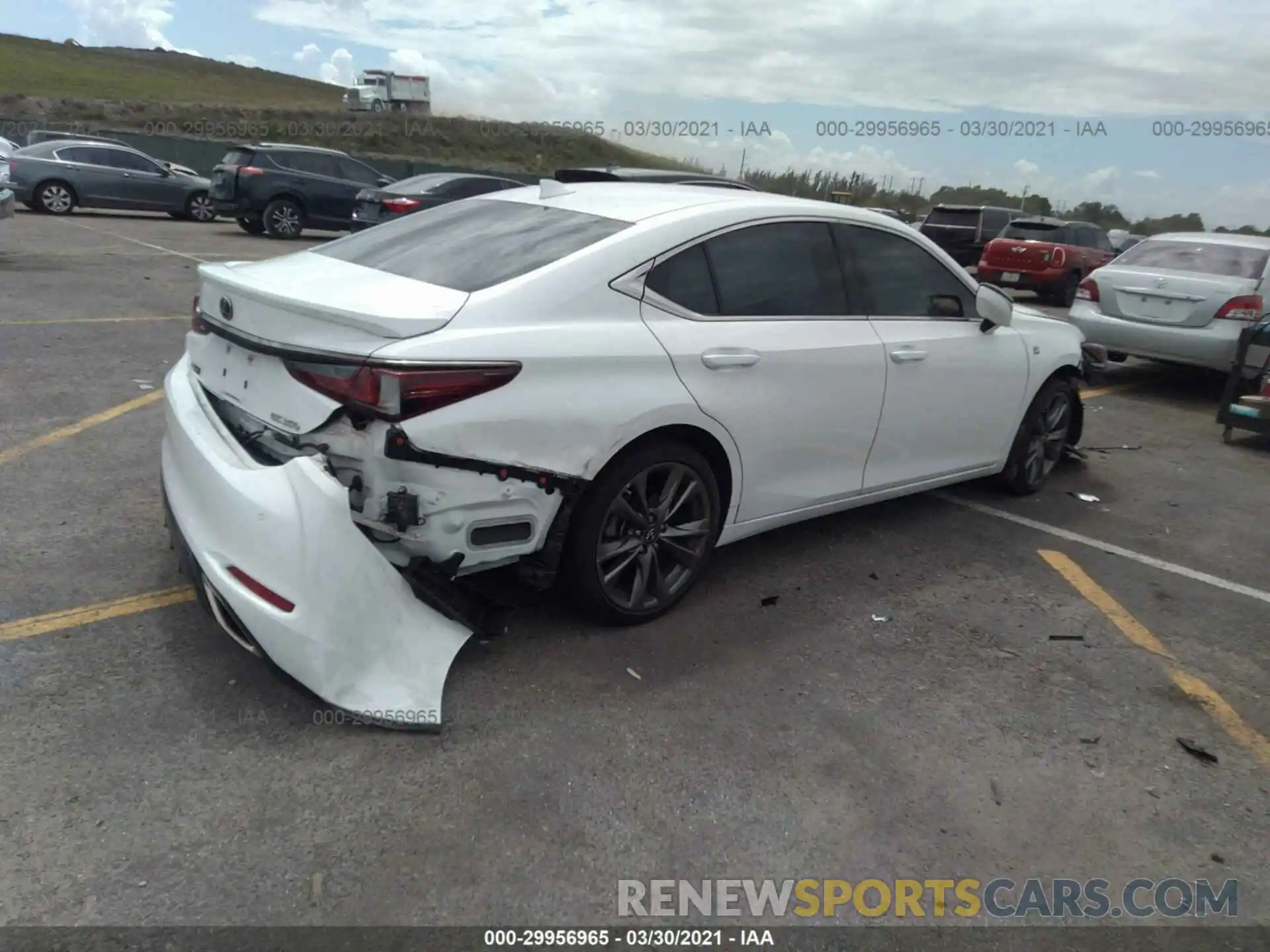 4 Photograph of a damaged car 58ABZ1B12KU038999 LEXUS ES 2019