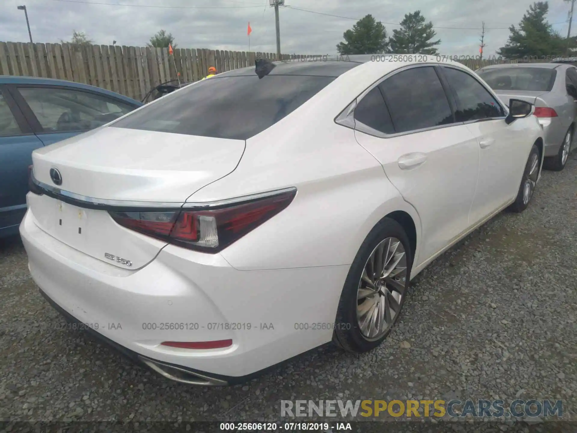 4 Photograph of a damaged car 58ABZ1B13KU013349 LEXUS ES 2019