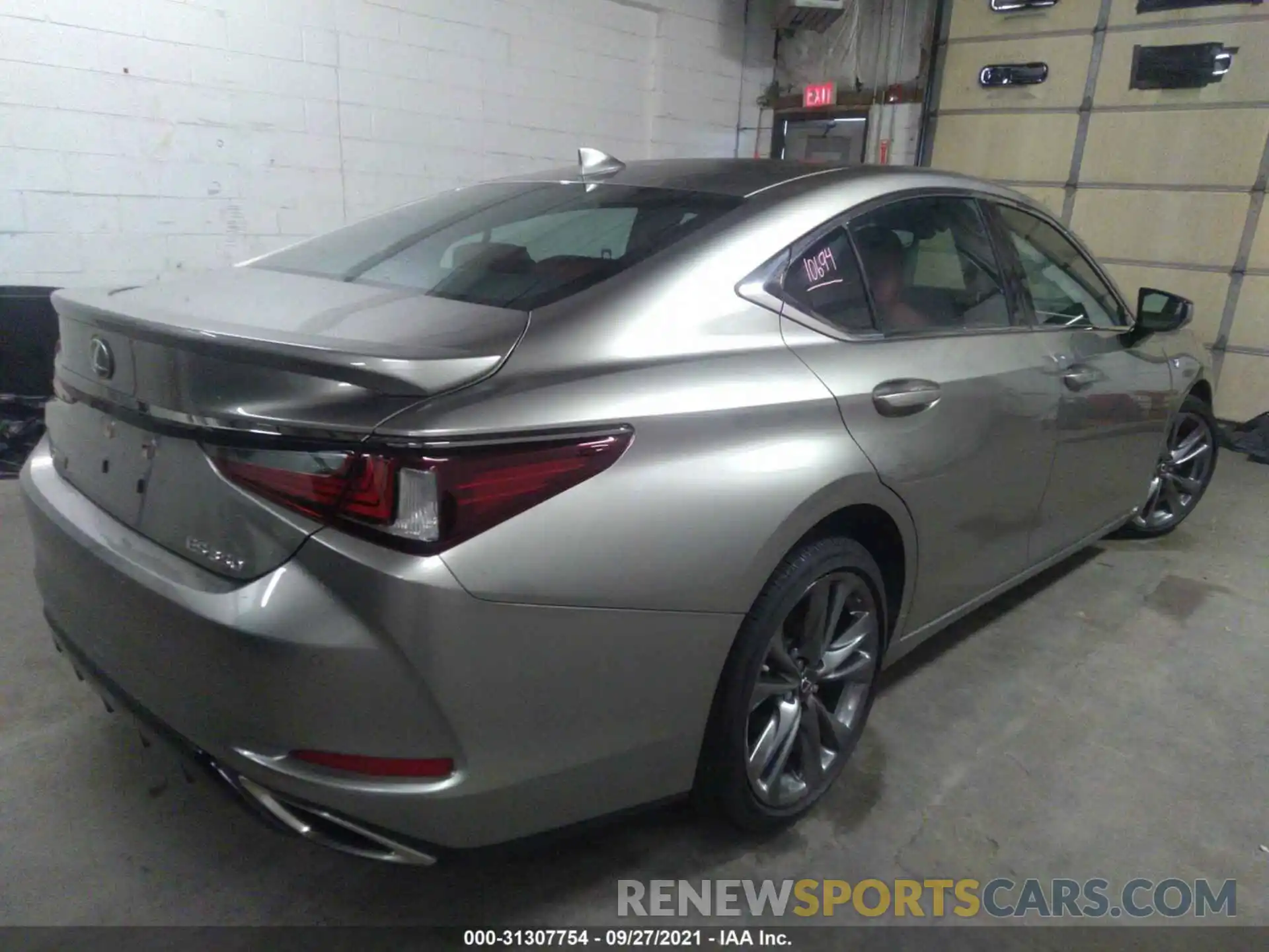 4 Photograph of a damaged car 58ABZ1B13KU018325 LEXUS ES 2019