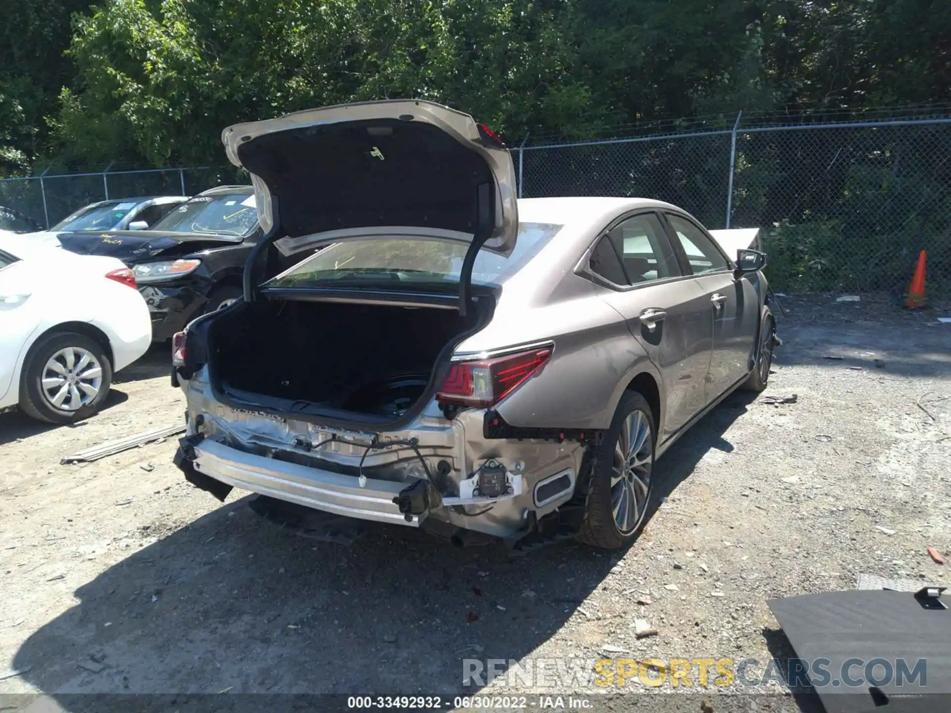 4 Photograph of a damaged car 58ABZ1B14KU031973 LEXUS ES 2019