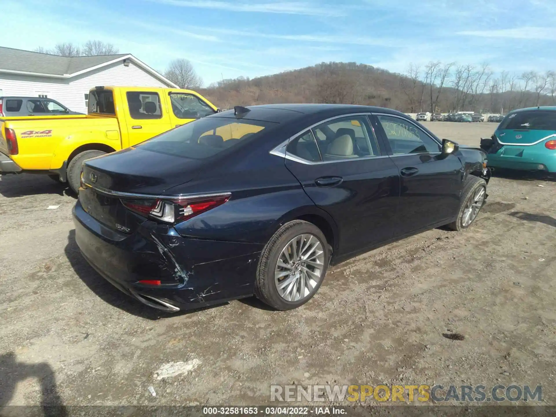 4 Photograph of a damaged car 58ABZ1B14KU032430 LEXUS ES 2019