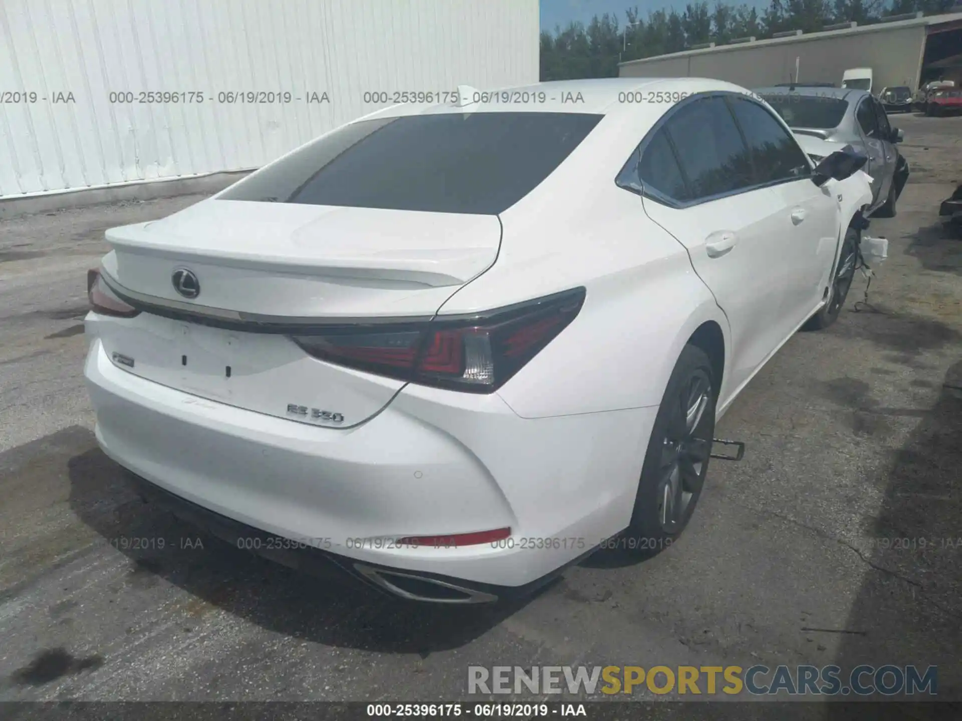 4 Photograph of a damaged car 58ABZ1B15KU006211 LEXUS ES 2019