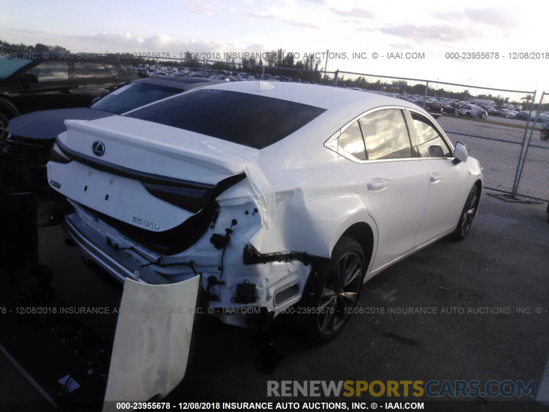 4 Photograph of a damaged car 58ABZ1B16KU007870 LEXUS ES 2019