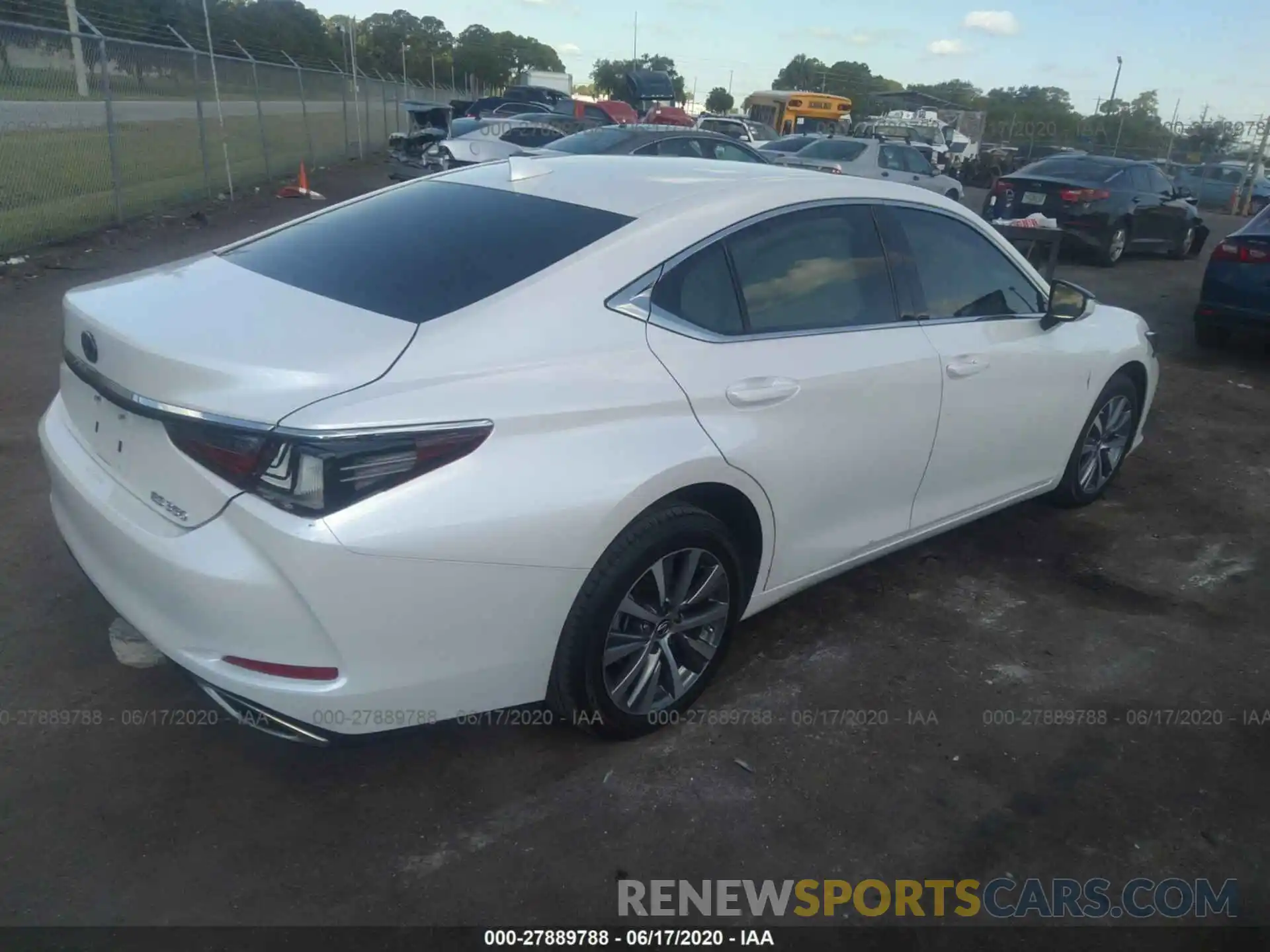 4 Photograph of a damaged car 58ABZ1B16KU018190 LEXUS ES 2019