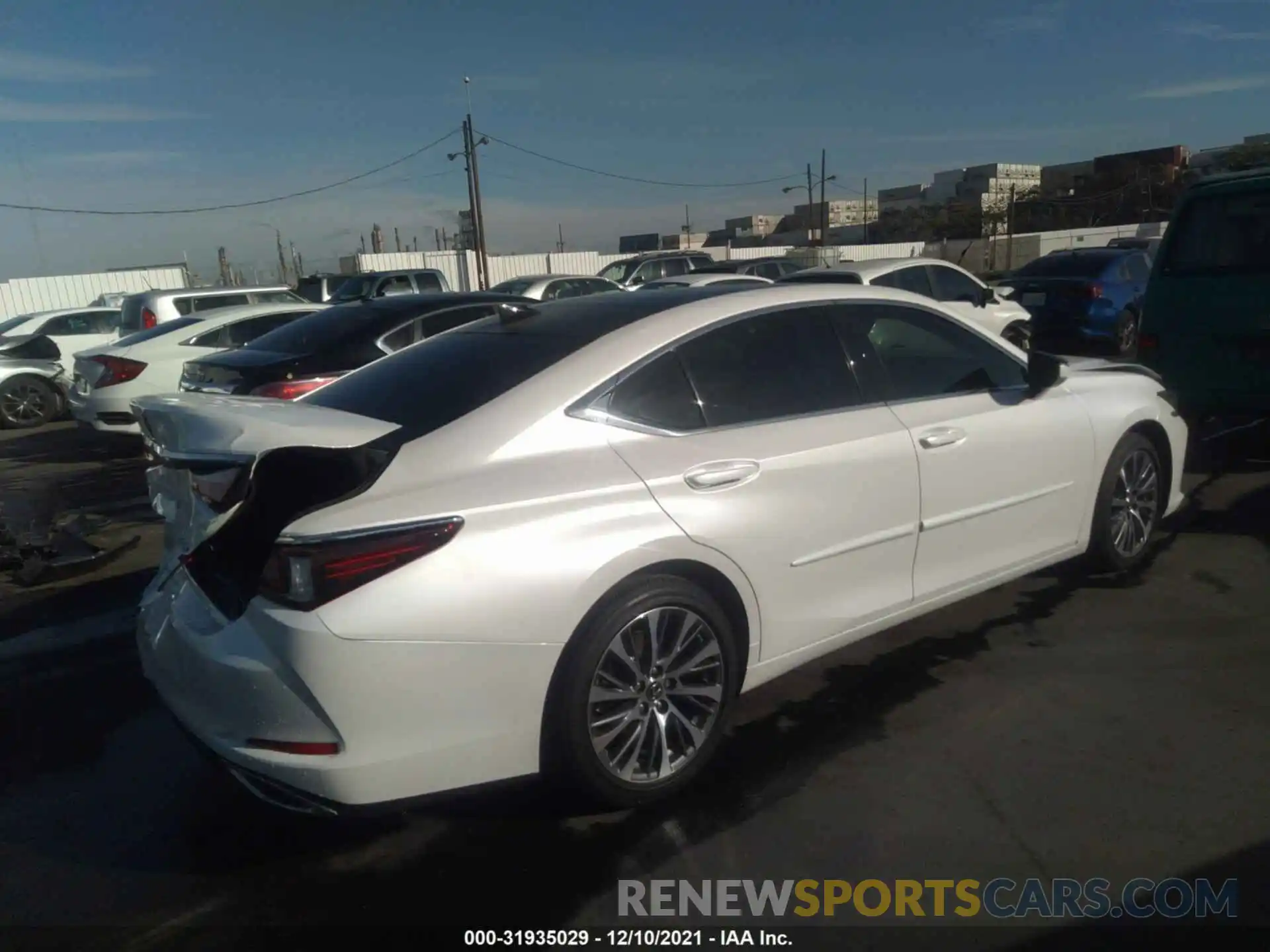 4 Photograph of a damaged car 58ABZ1B16KU024765 LEXUS ES 2019