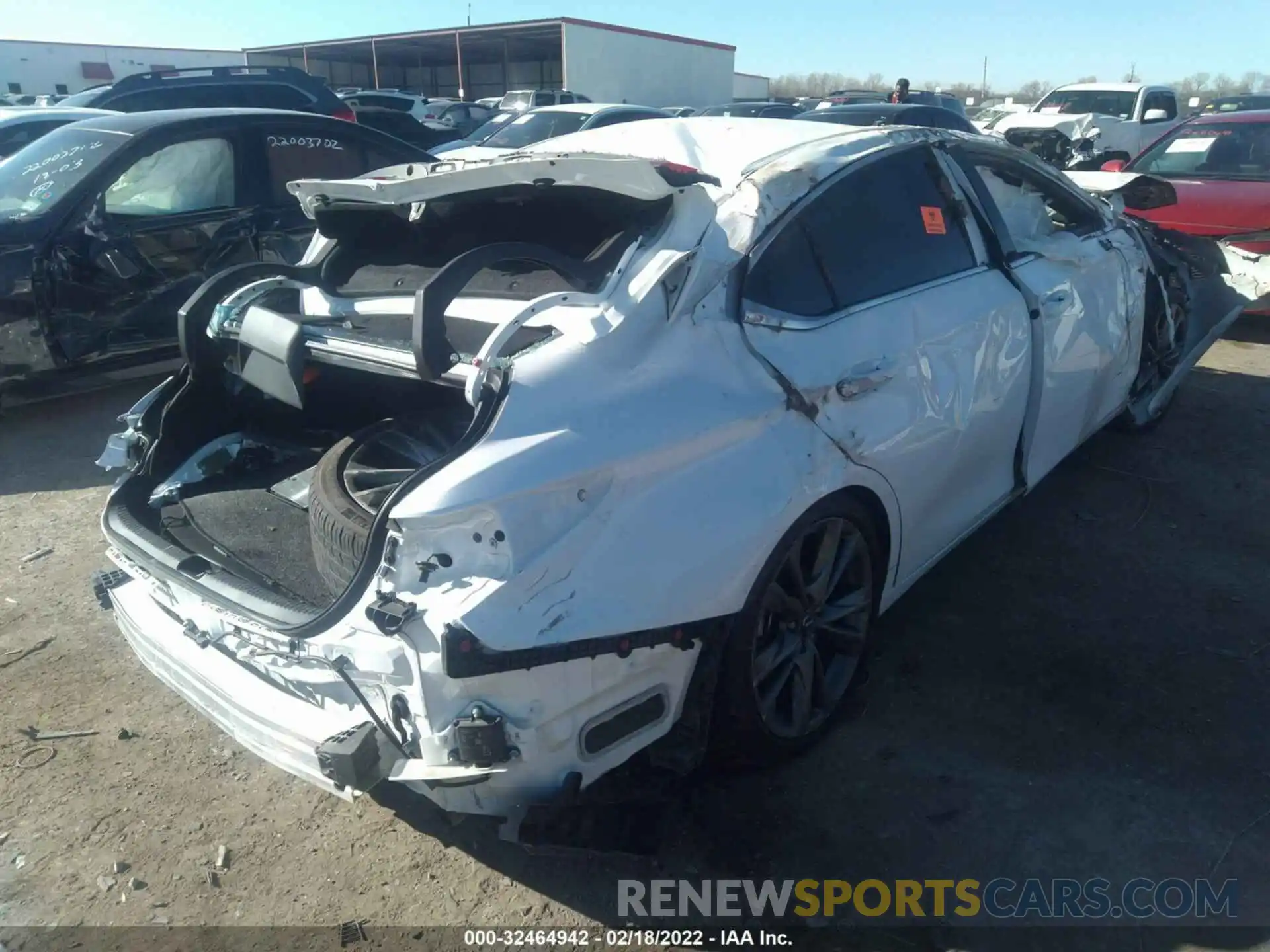 4 Photograph of a damaged car 58ABZ1B16KU025169 LEXUS ES 2019