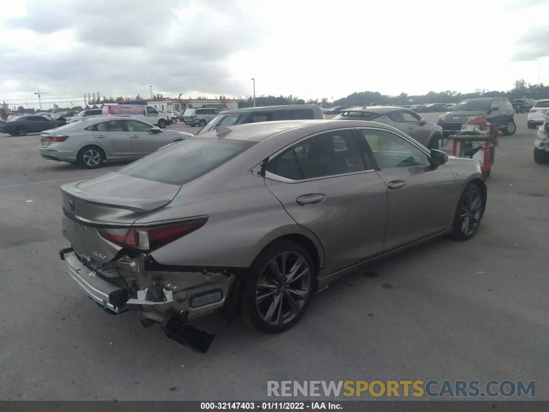 4 Photograph of a damaged car 58ABZ1B16KU026838 LEXUS ES 2019