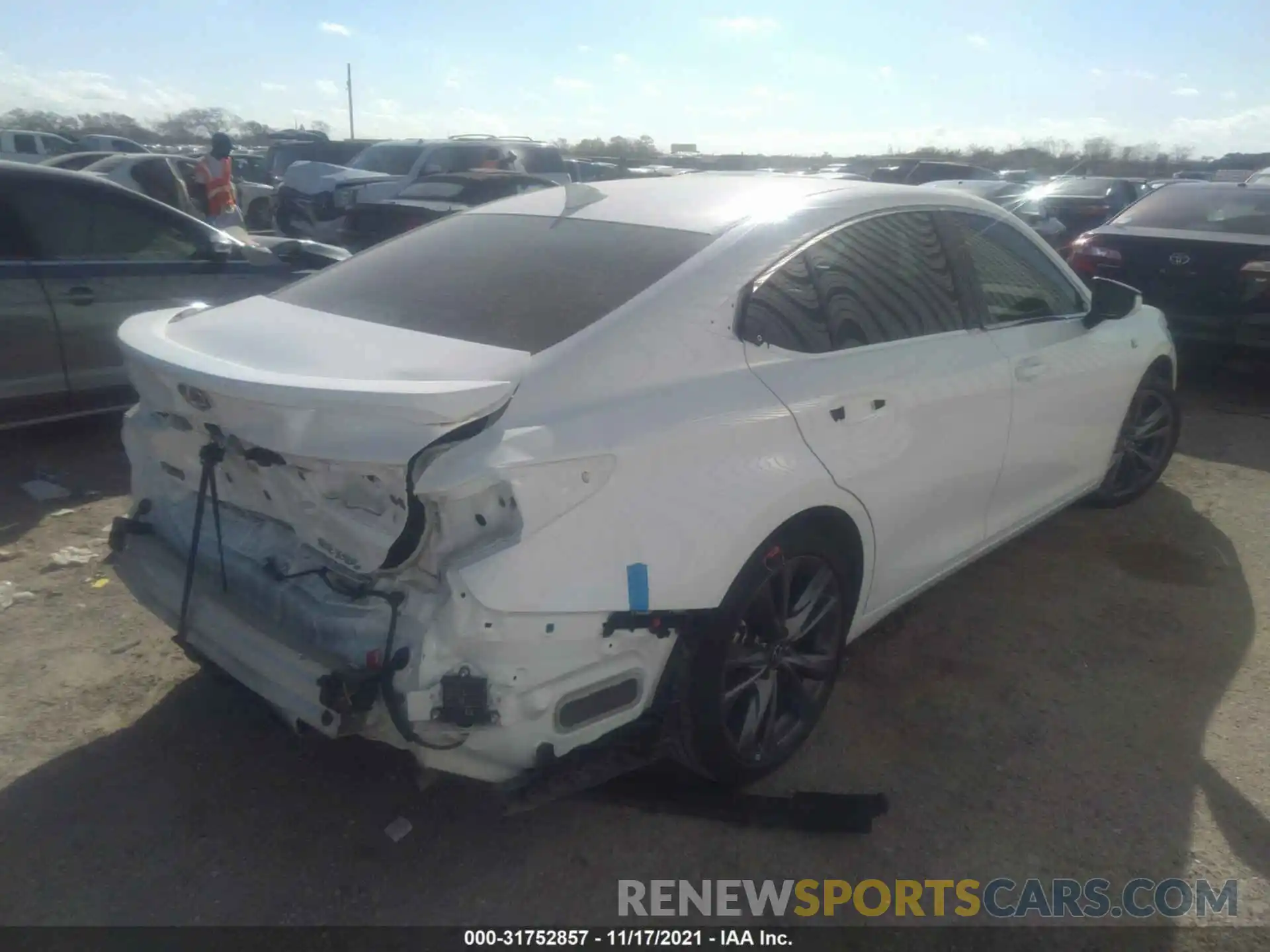 4 Photograph of a damaged car 58ABZ1B16KU031876 LEXUS ES 2019