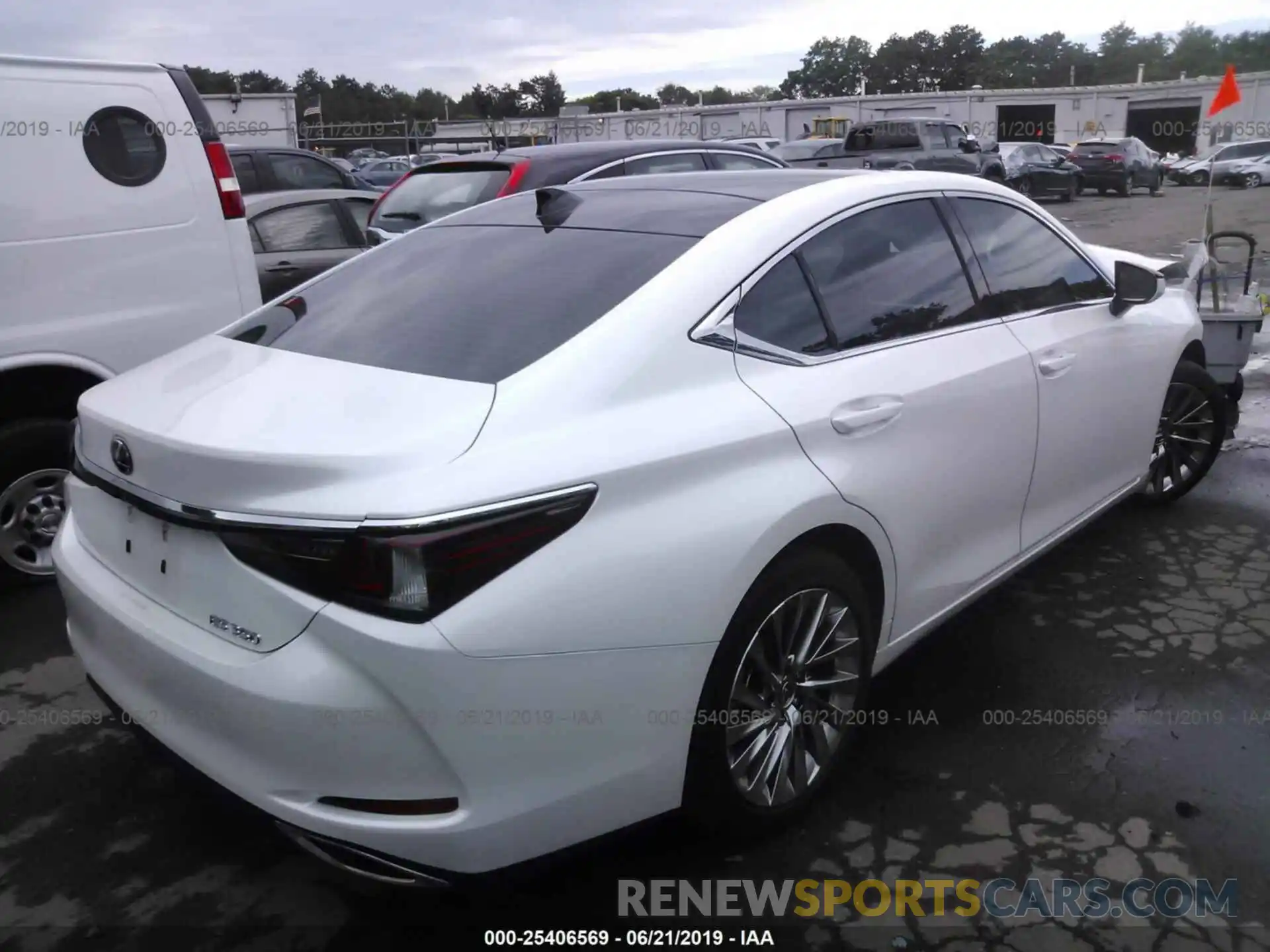 4 Photograph of a damaged car 58ABZ1B17KU008834 LEXUS ES 2019