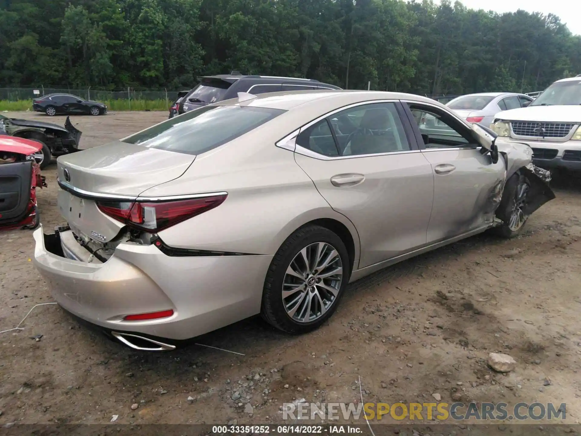 4 Photograph of a damaged car 58ABZ1B17KU018439 LEXUS ES 2019