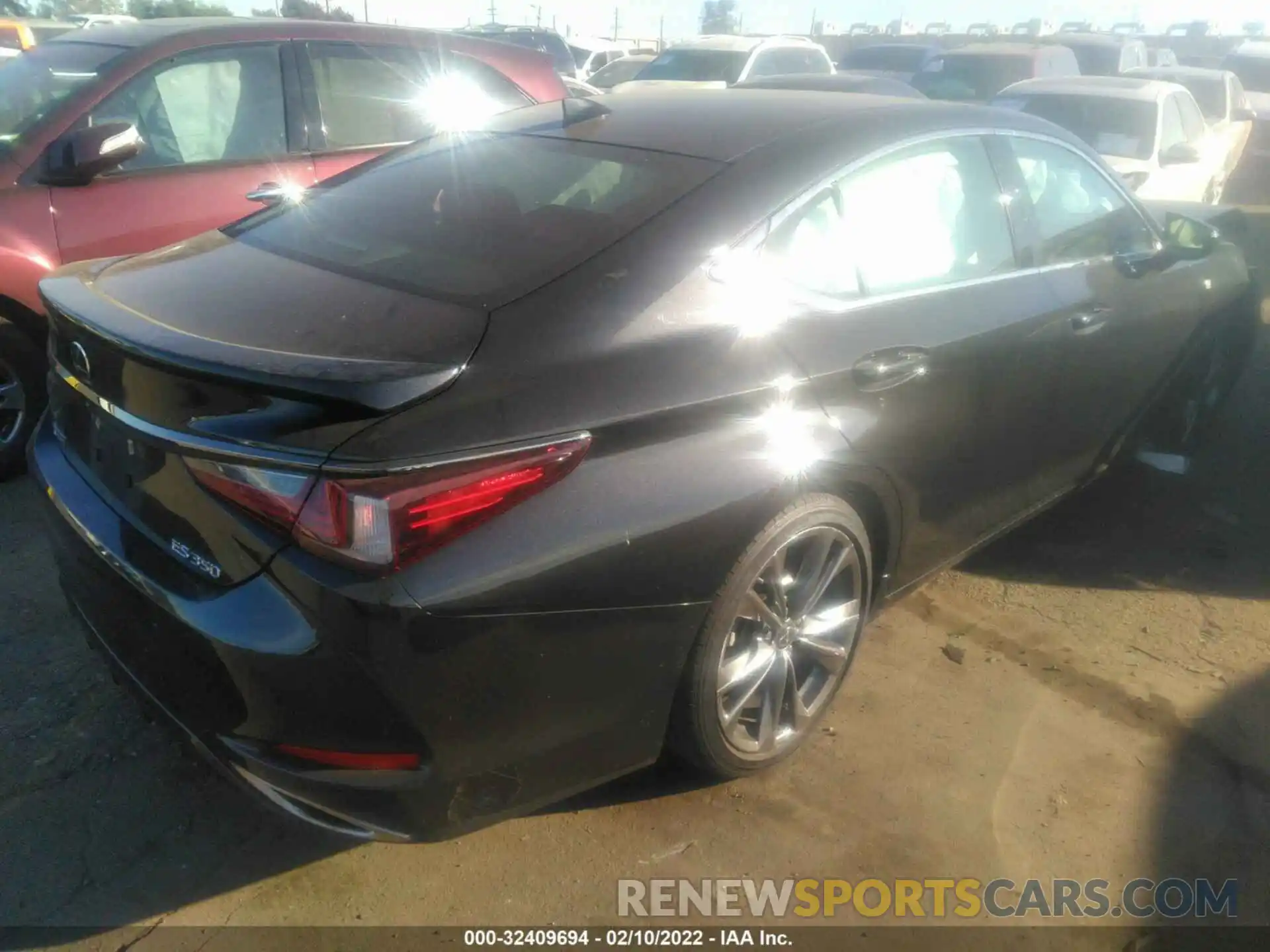 4 Photograph of a damaged car 58ABZ1B17KU023298 LEXUS ES 2019