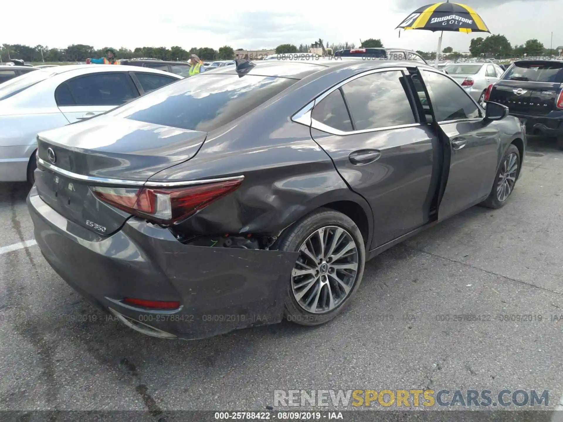 4 Photograph of a damaged car 58ABZ1B17KU024130 LEXUS ES 2019