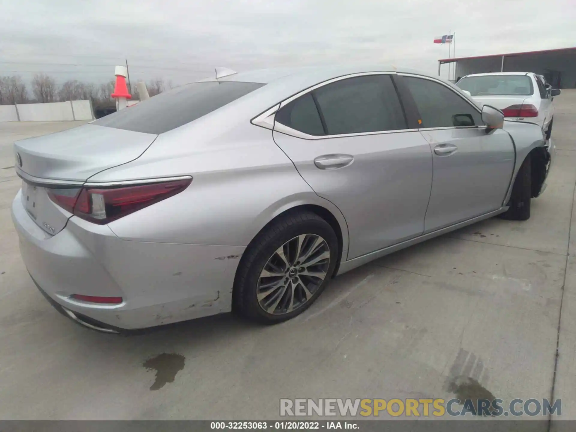 4 Photograph of a damaged car 58ABZ1B18KU019177 LEXUS ES 2019