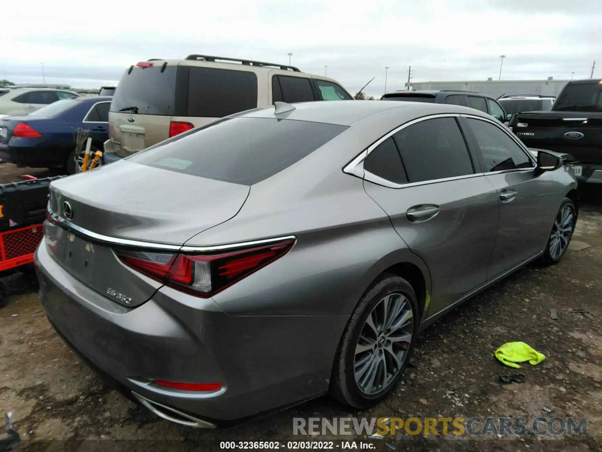 4 Photograph of a damaged car 58ABZ1B18KU034004 LEXUS ES 2019