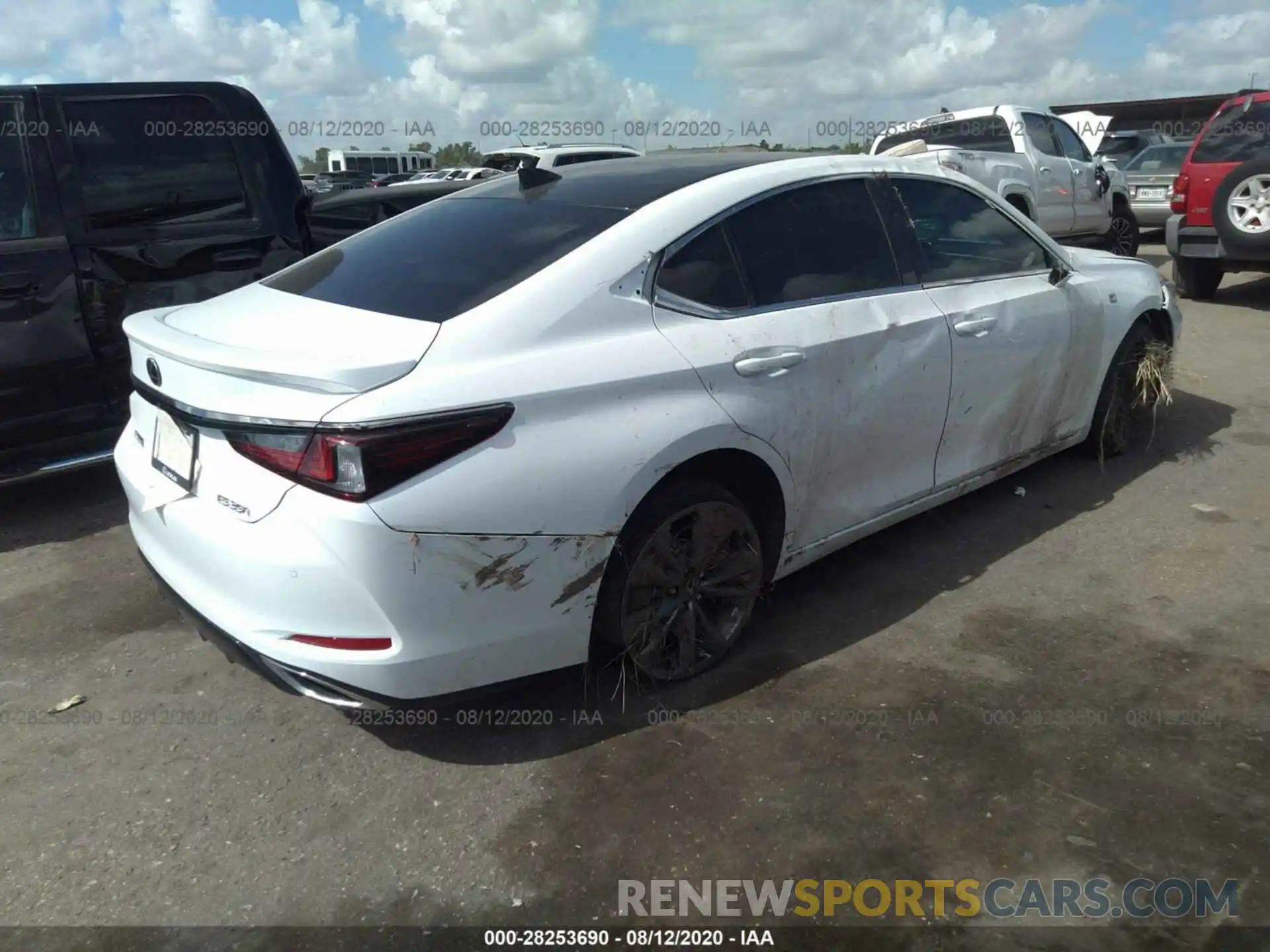 4 Photograph of a damaged car 58ABZ1B19KU003800 LEXUS ES 2019