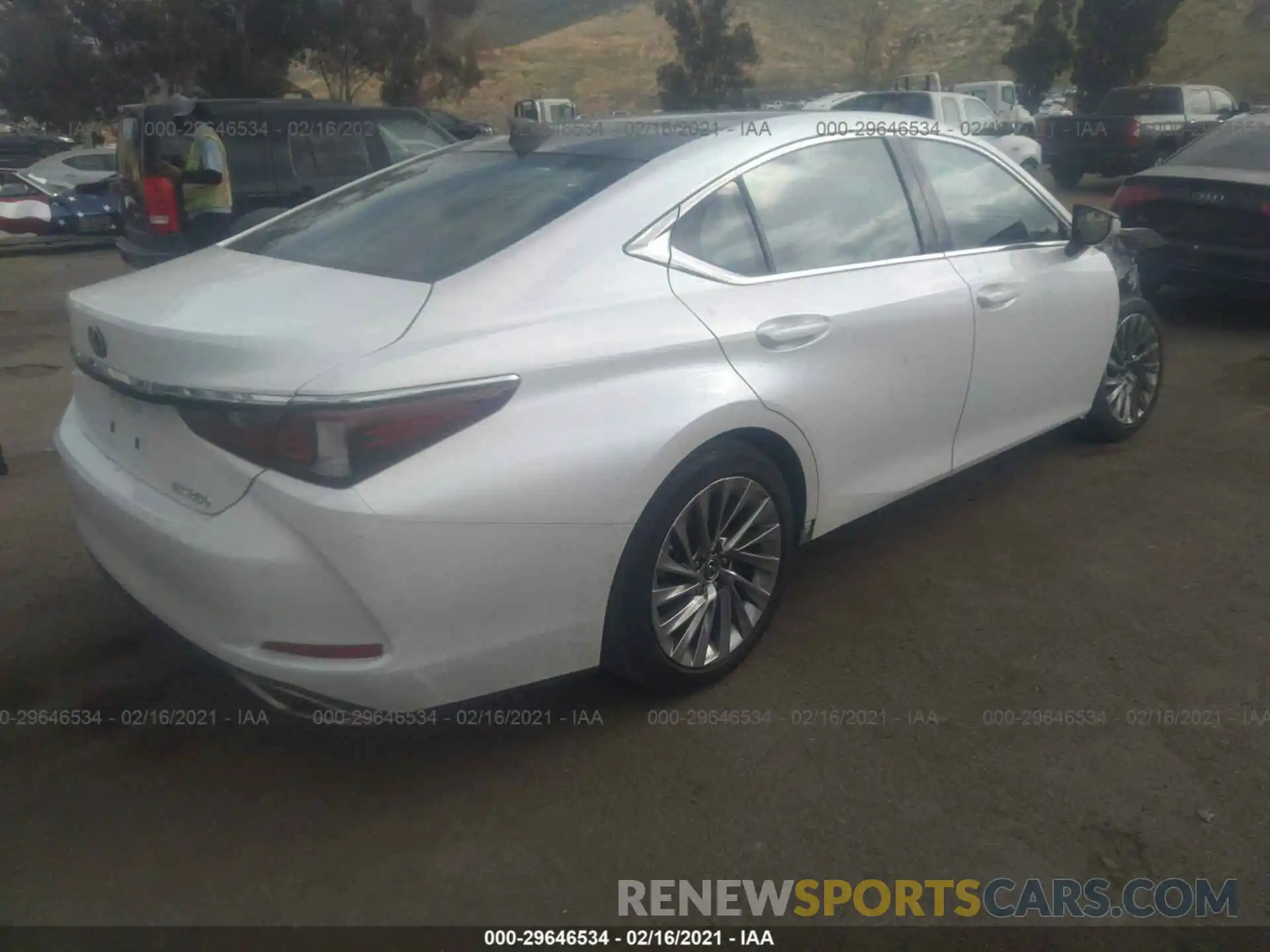 4 Photograph of a damaged car 58ABZ1B19KU006261 LEXUS ES 2019