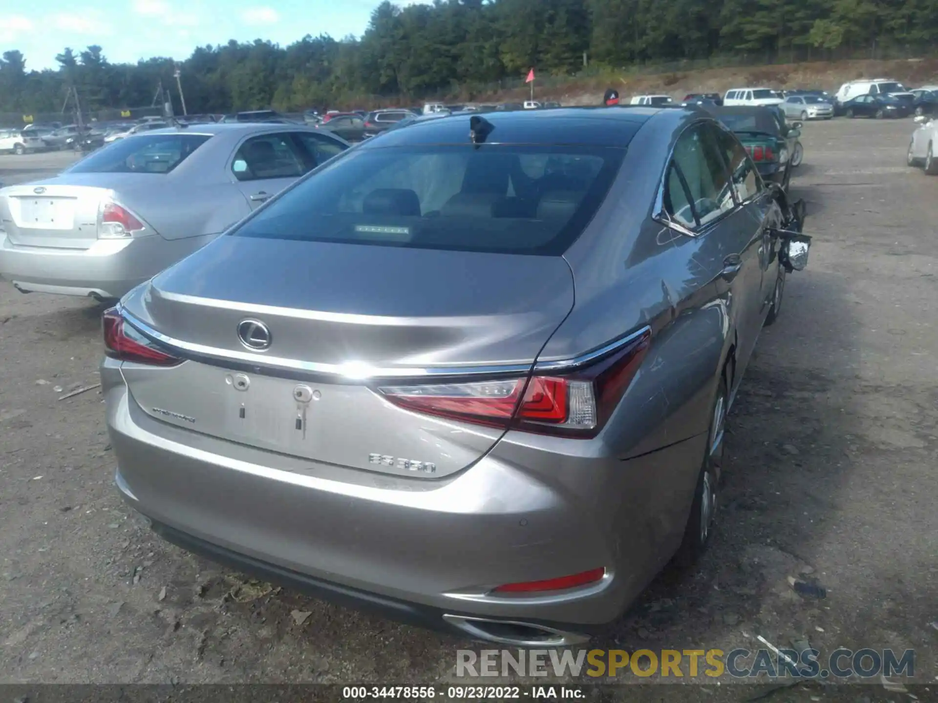 4 Photograph of a damaged car 58ABZ1B19KU016045 LEXUS ES 2019