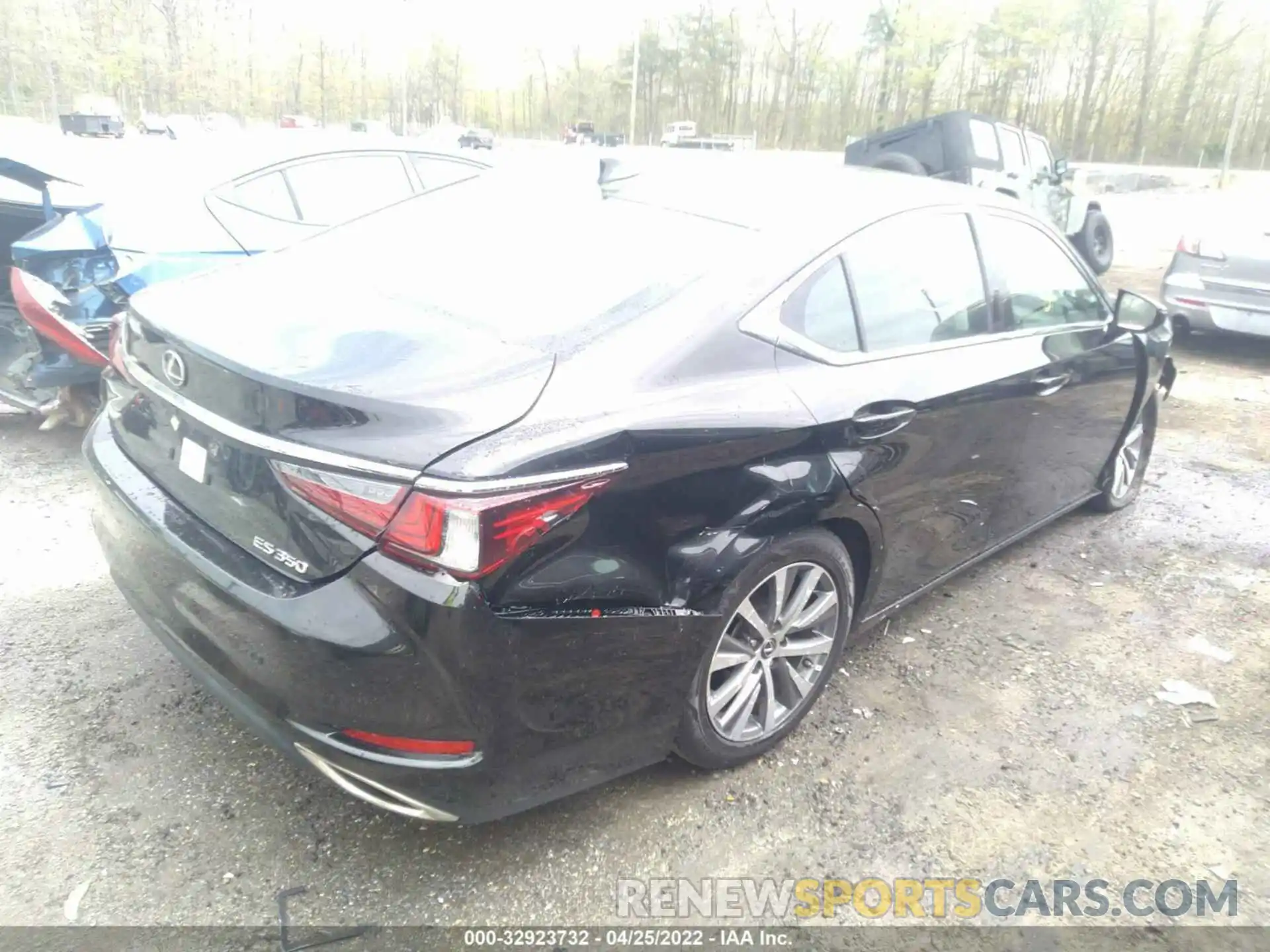 4 Photograph of a damaged car 58ABZ1B19KU025957 LEXUS ES 2019