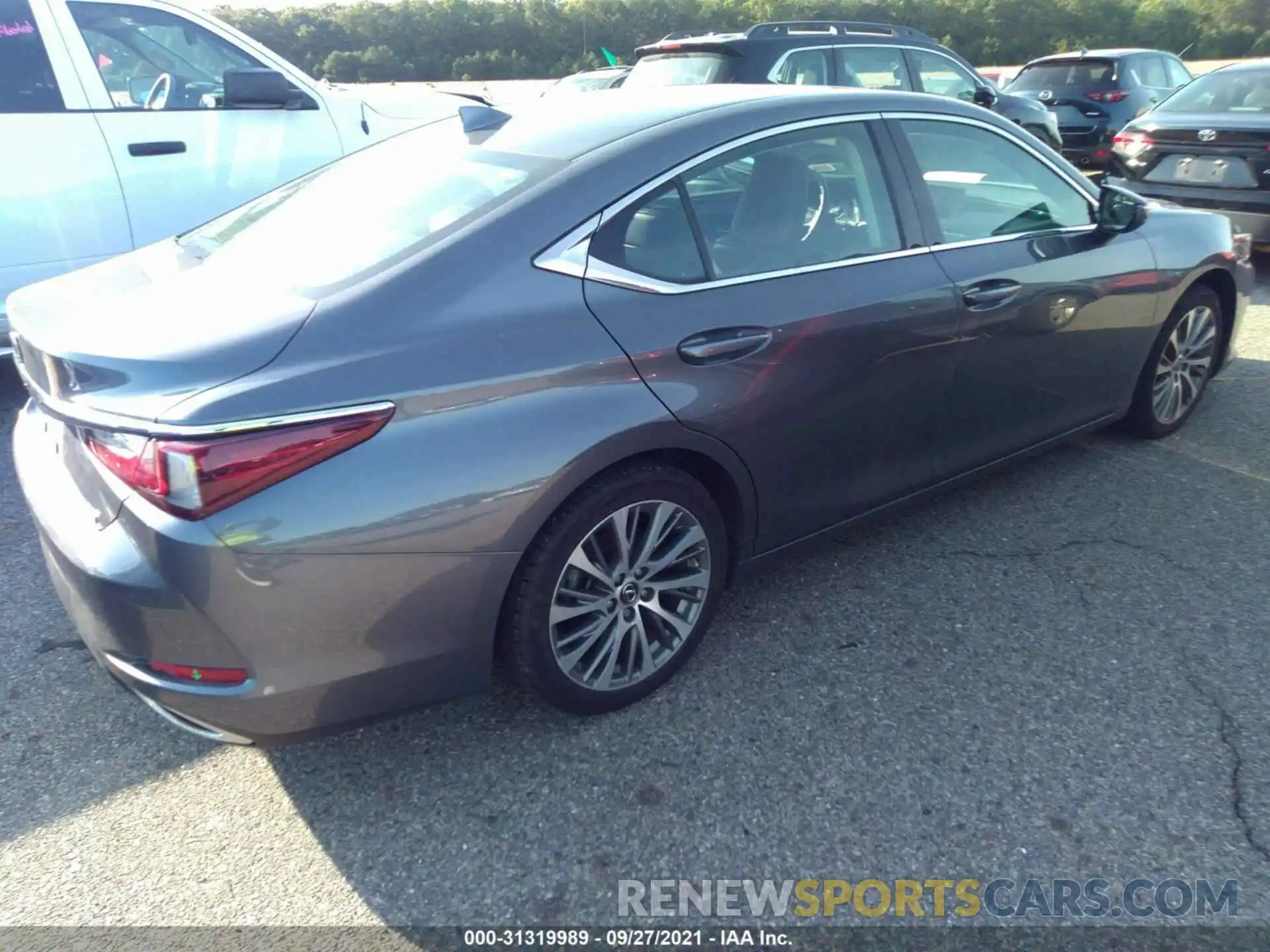 4 Photograph of a damaged car 58ABZ1B19KU041821 LEXUS ES 2019