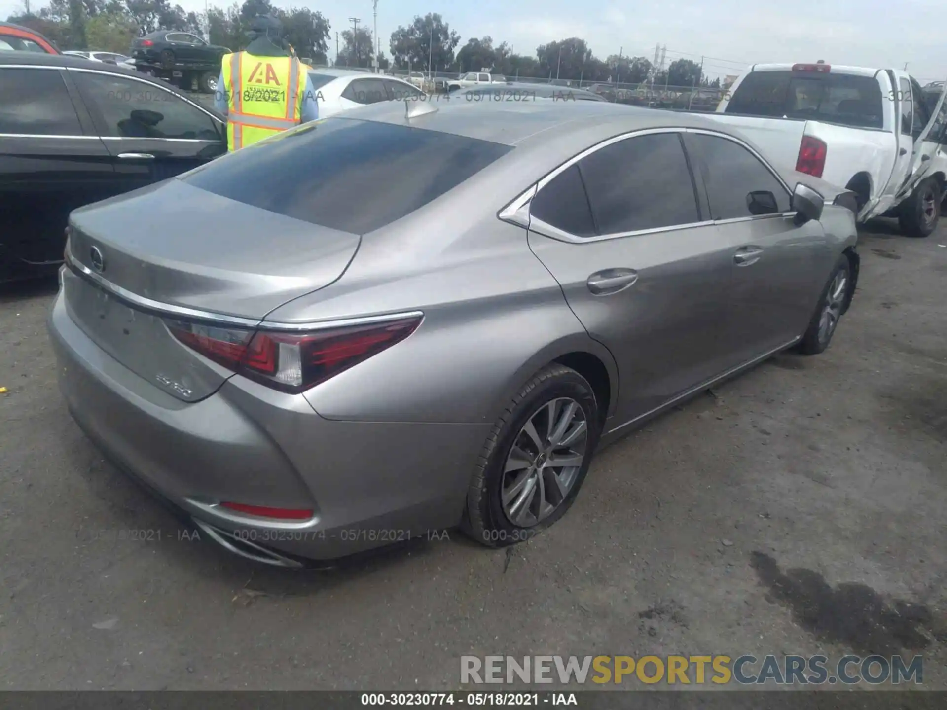 4 Photograph of a damaged car 58ABZ1B19KU044380 LEXUS ES 2019