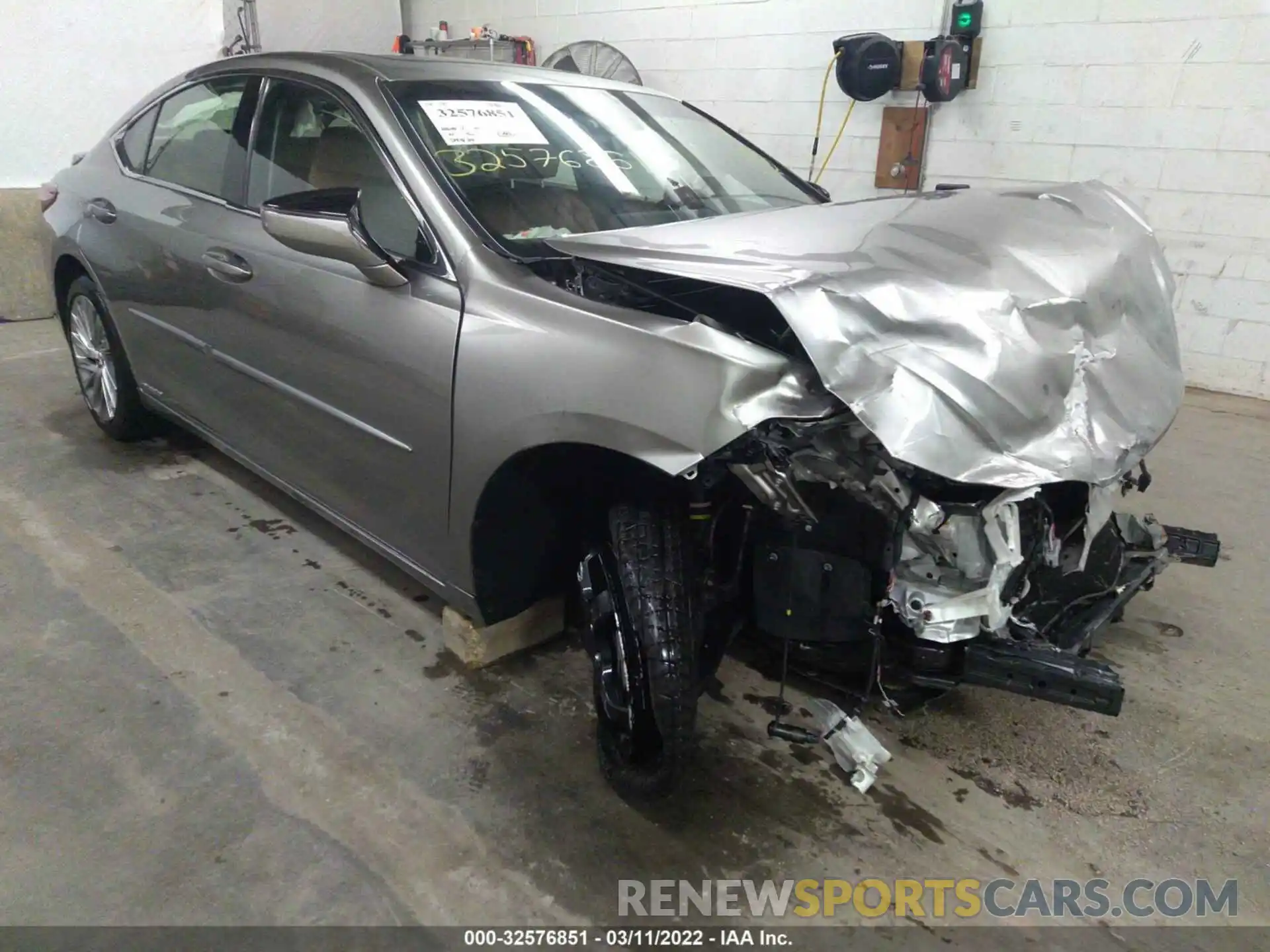 1 Photograph of a damaged car JTHB21B12K2001896 LEXUS ES 2019