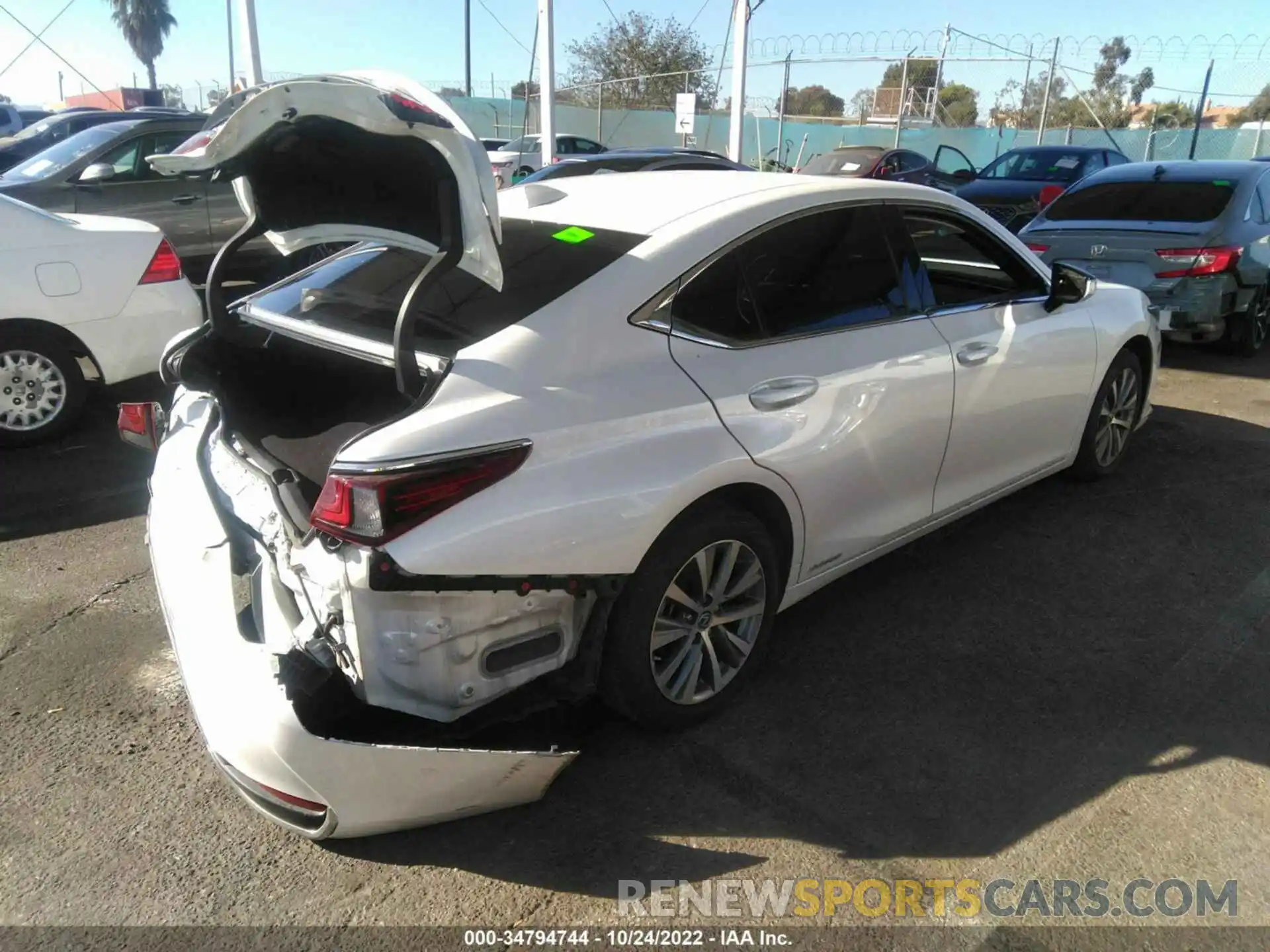 4 Photograph of a damaged car 58AC21B12LU010212 LEXUS ES 2020