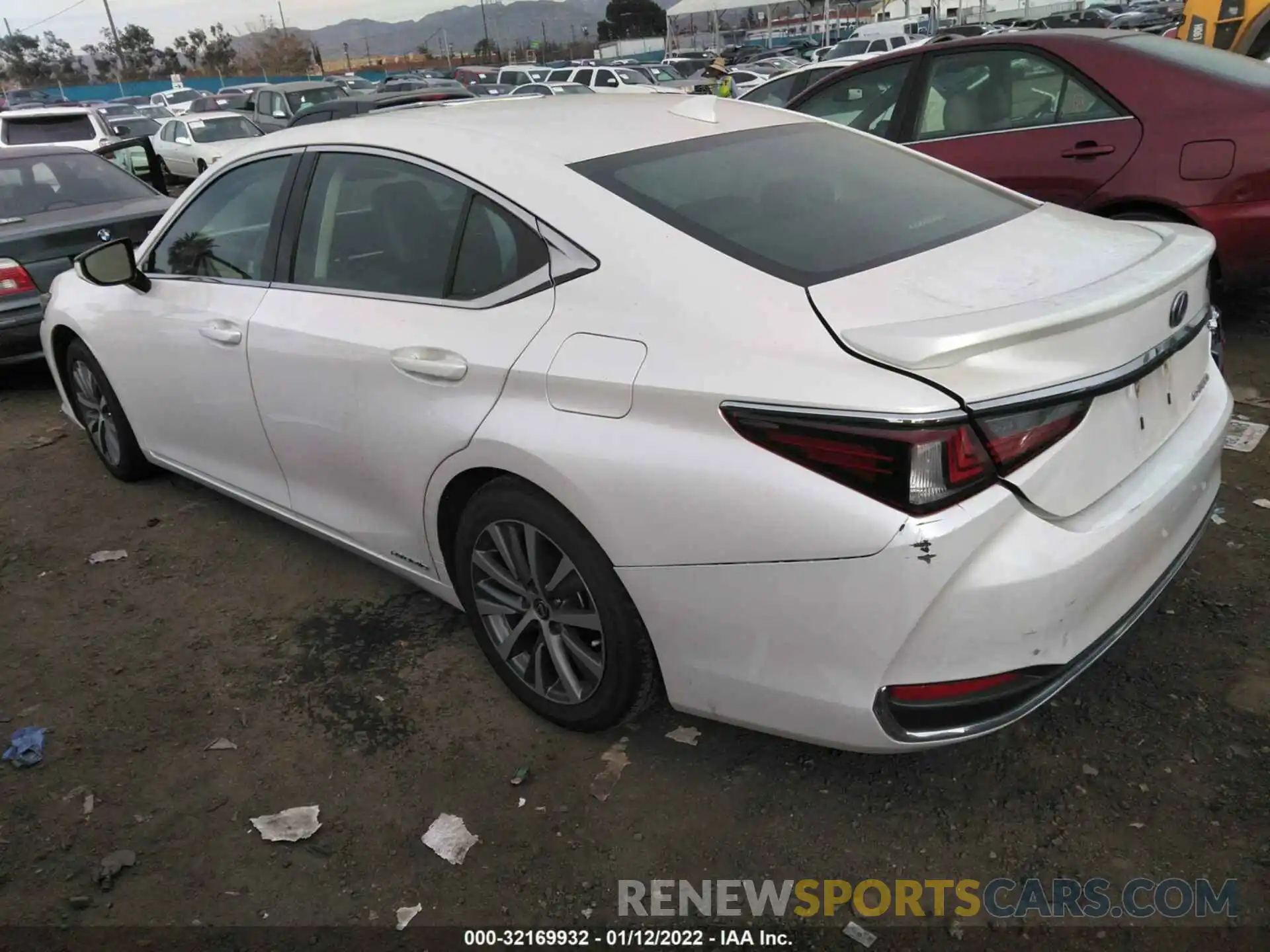 3 Photograph of a damaged car 58AC21B12LU010257 LEXUS ES 2020