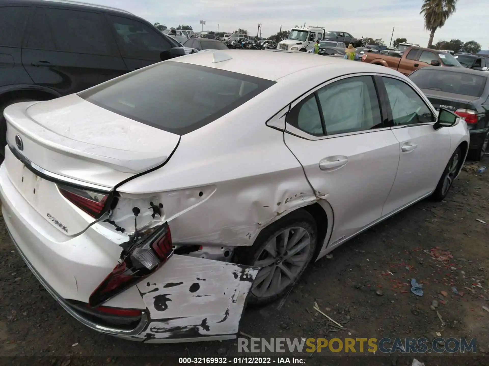 4 Photograph of a damaged car 58AC21B12LU010257 LEXUS ES 2020