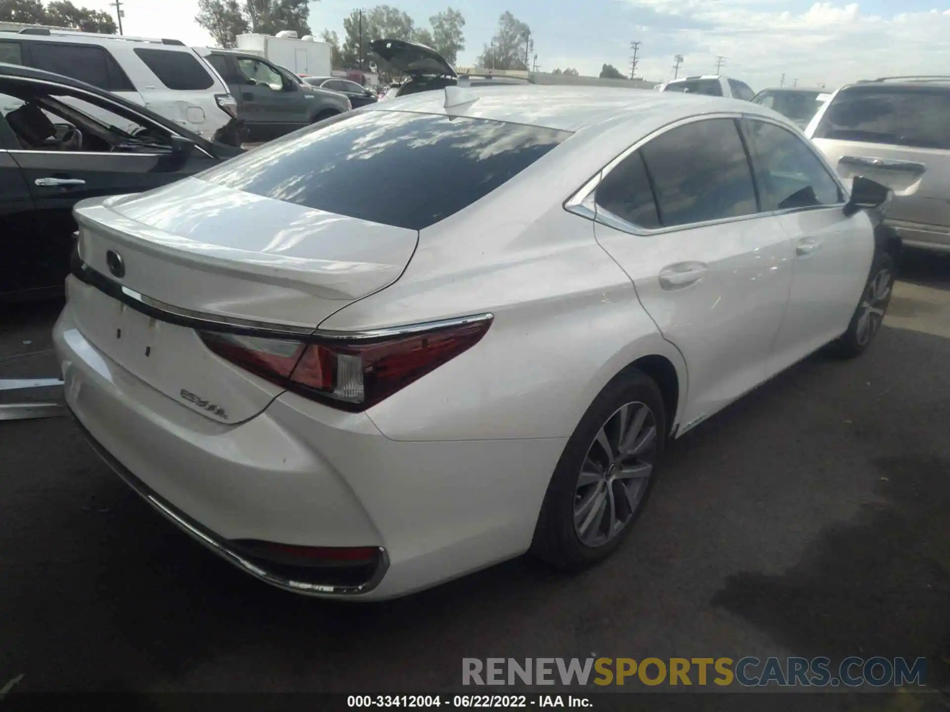 4 Photograph of a damaged car 58AC21B19LU005928 LEXUS ES 2020