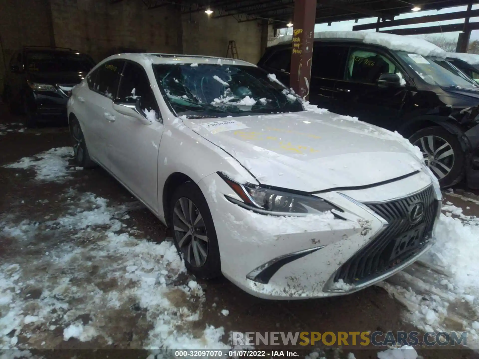 1 Photograph of a damaged car 58ACZ1B10LU068265 LEXUS ES 2020