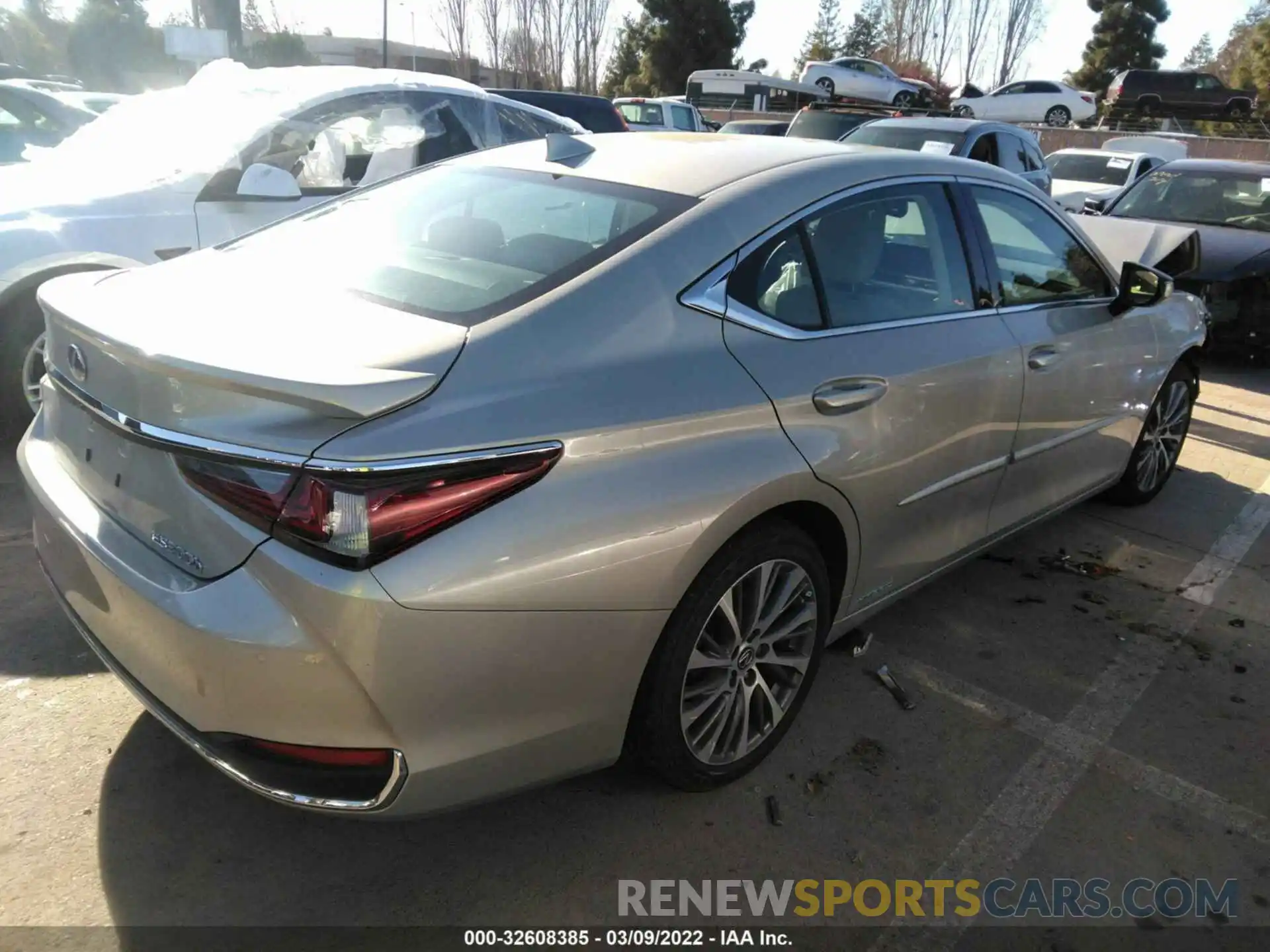 4 Photograph of a damaged car 58AD21B10LU008270 LEXUS ES 2020