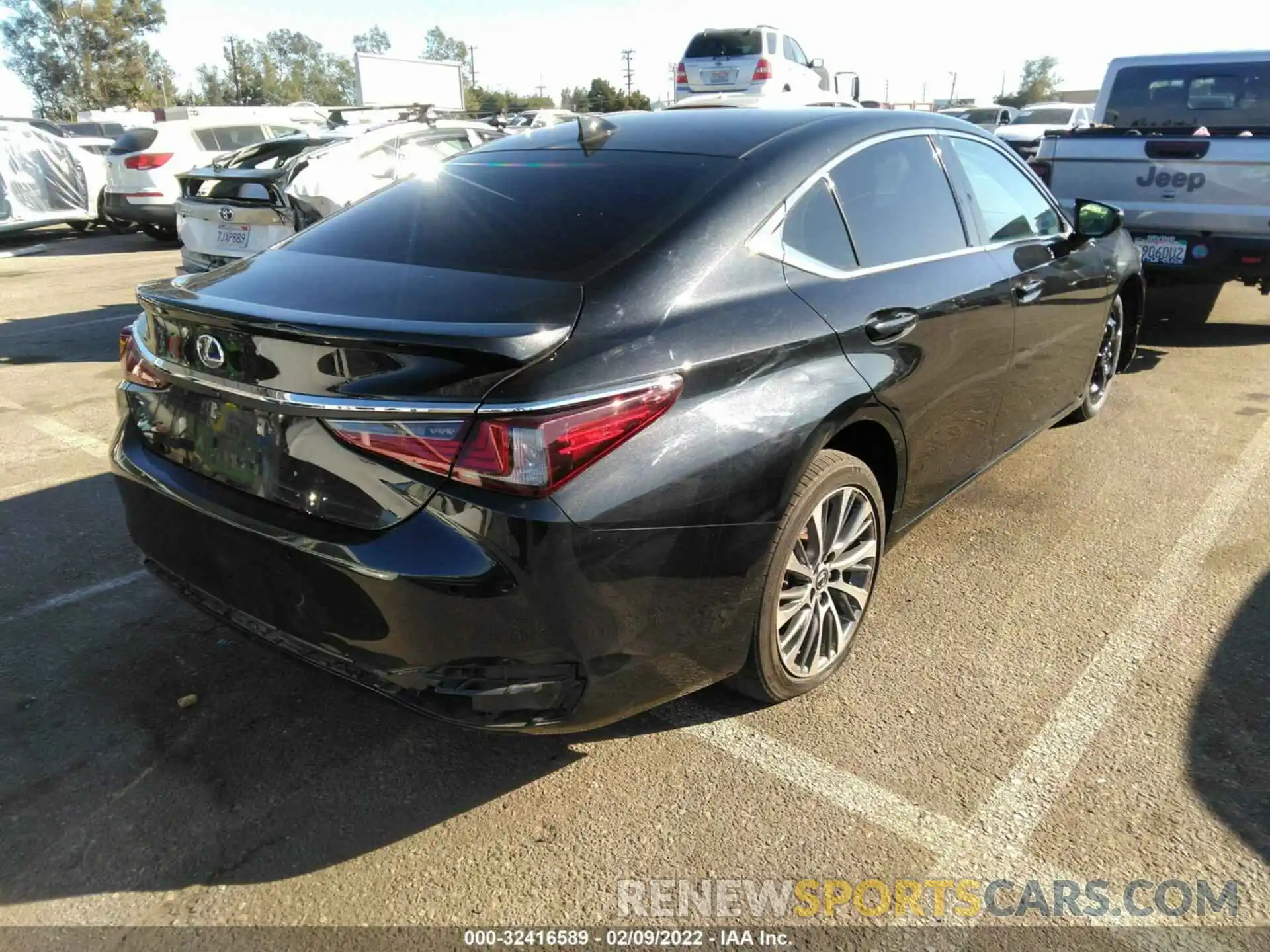 4 Photograph of a damaged car 58AD21B11LU008794 LEXUS ES 2020