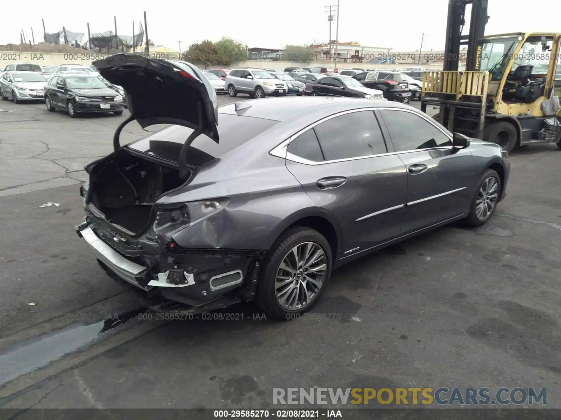 4 Photograph of a damaged car 58AD21B11LU010366 LEXUS ES 2020