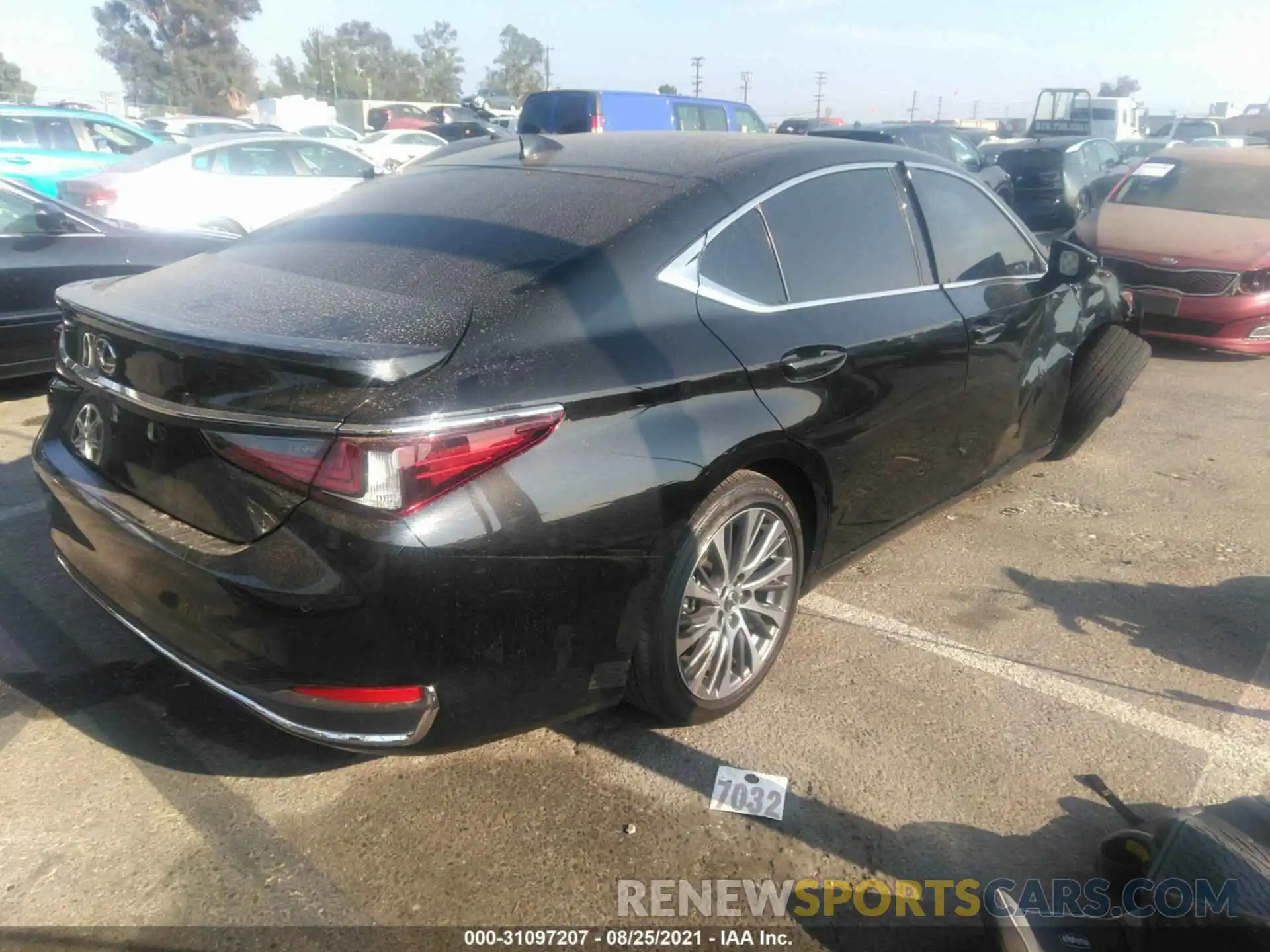 4 Photograph of a damaged car 58AD21B13LU009042 LEXUS ES 2020