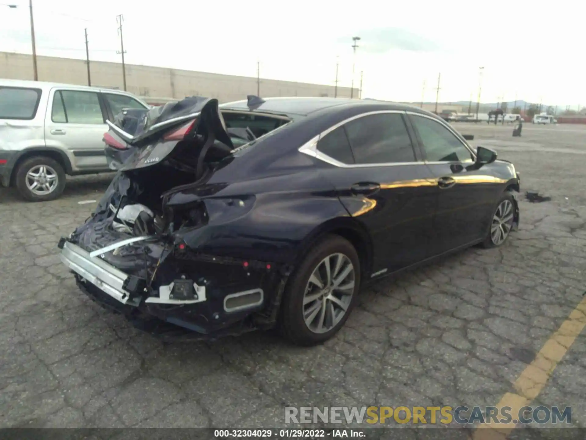 4 Photograph of a damaged car 58AD21B14LU004903 LEXUS ES 2020