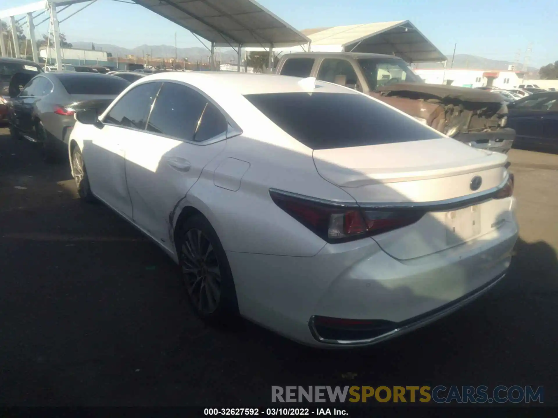 3 Photograph of a damaged car 58AD21B15LU010256 LEXUS ES 2020