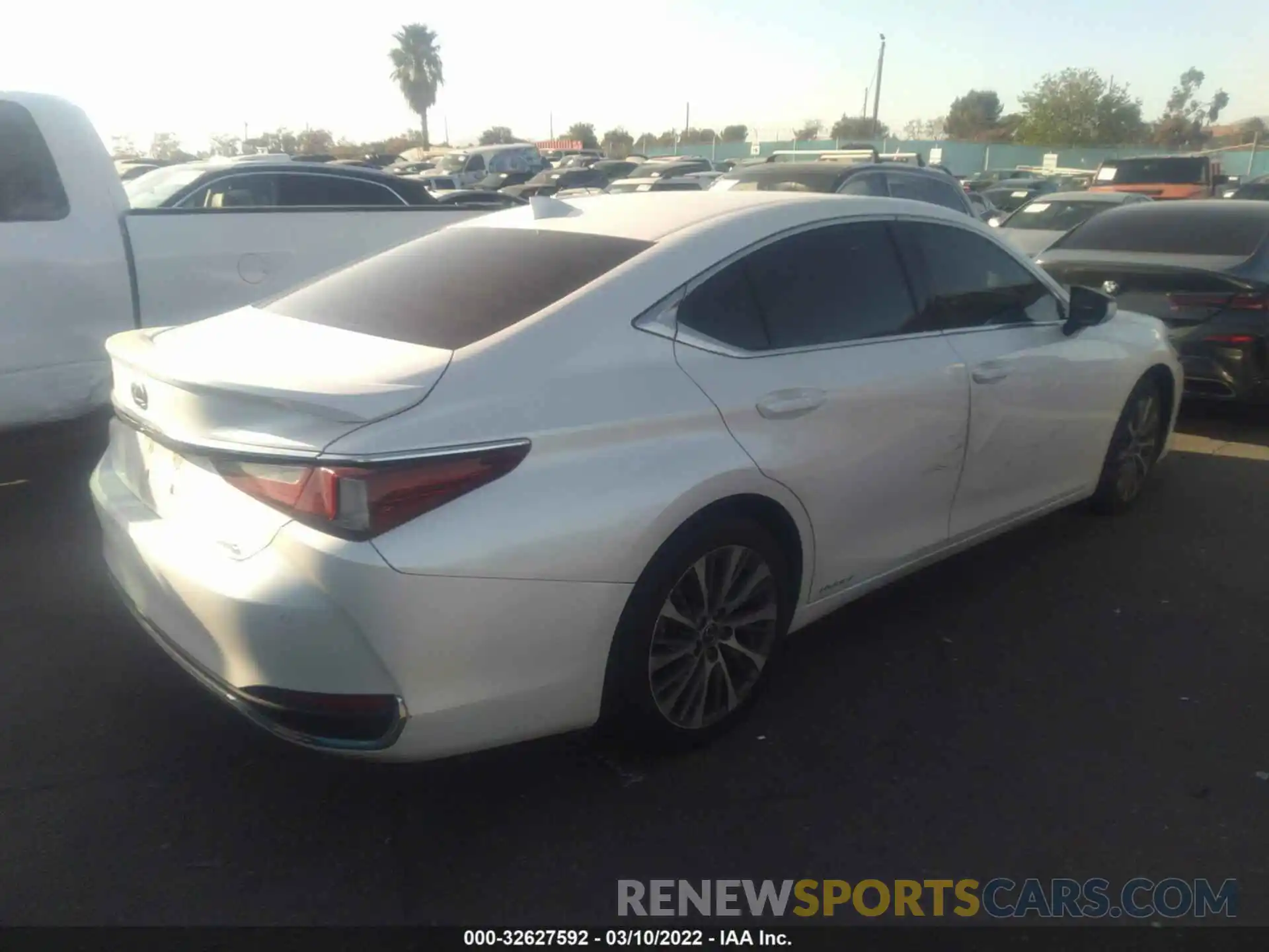 4 Photograph of a damaged car 58AD21B15LU010256 LEXUS ES 2020