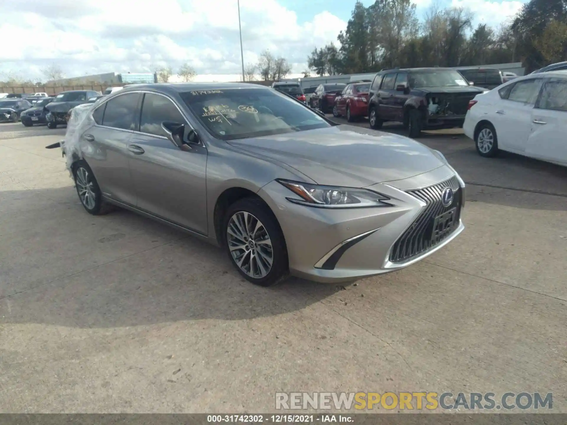 1 Photograph of a damaged car 58AD21B15LU012198 LEXUS ES 2020