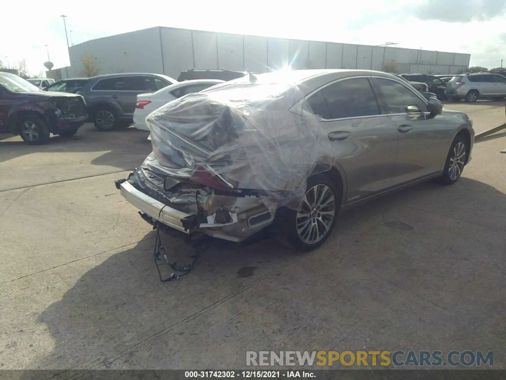 4 Photograph of a damaged car 58AD21B15LU012198 LEXUS ES 2020