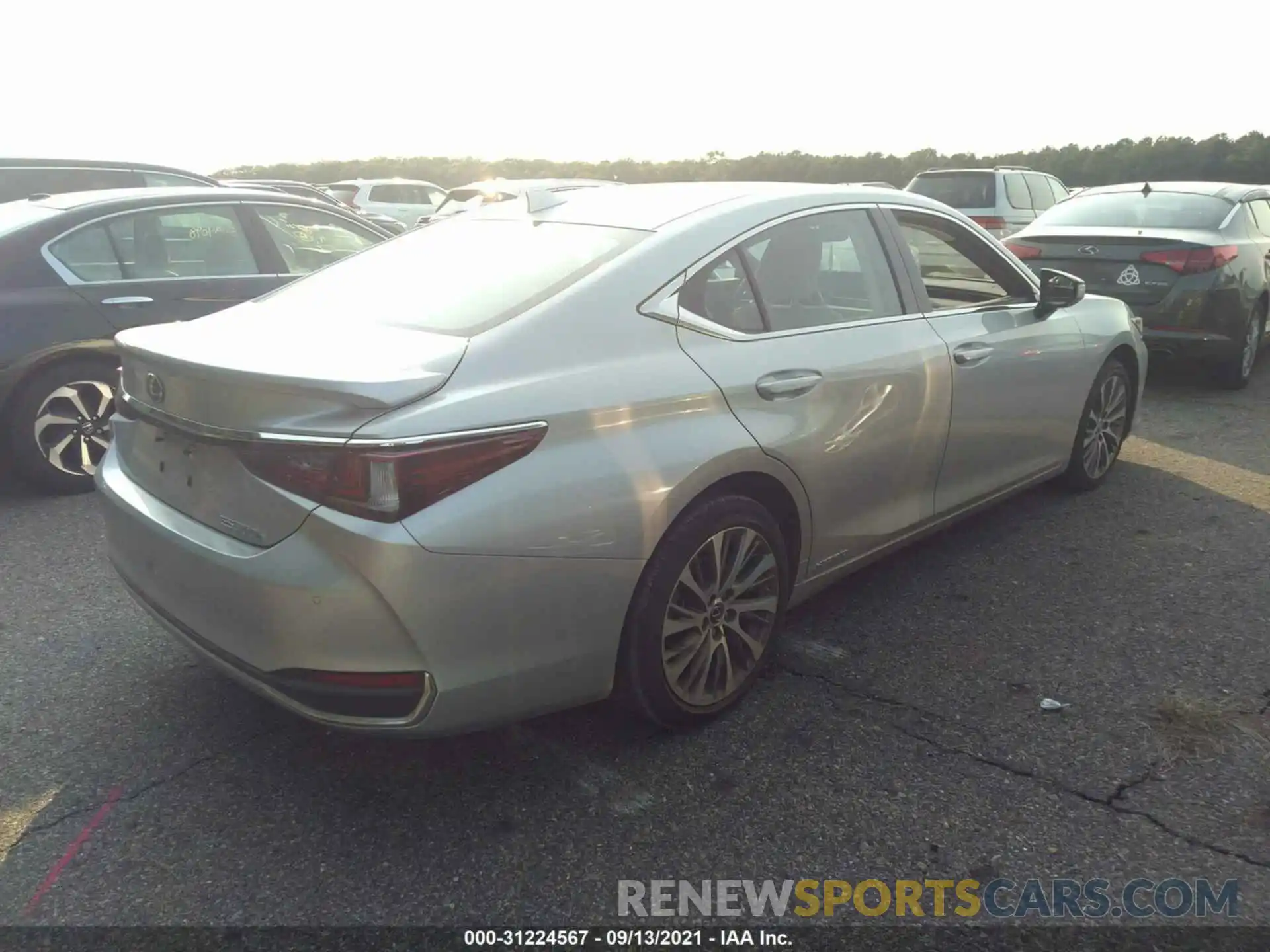 4 Photograph of a damaged car 58AD21B18LU009344 LEXUS ES 2020