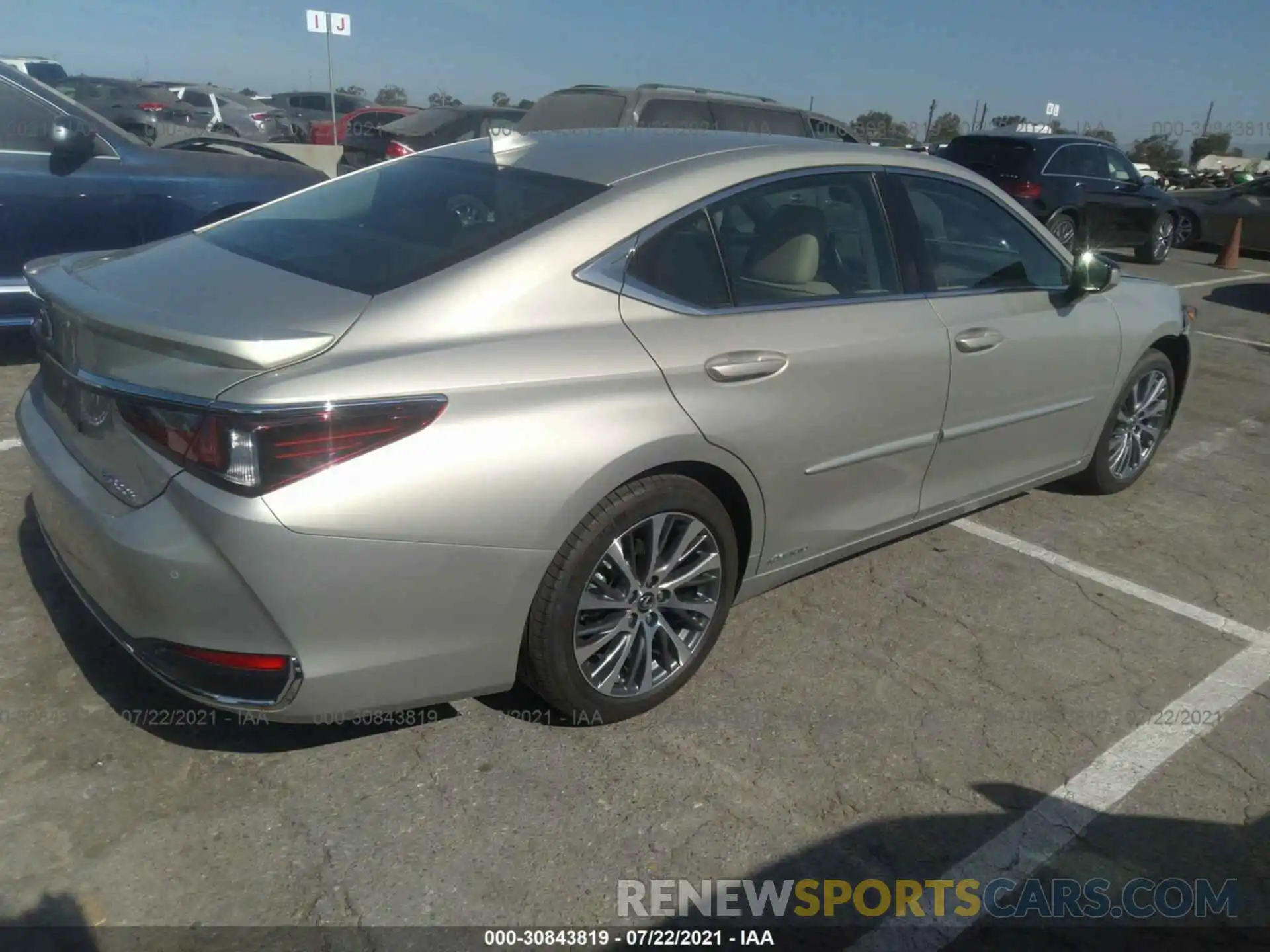 4 Photograph of a damaged car 58AD21B19LU011748 LEXUS ES 2020