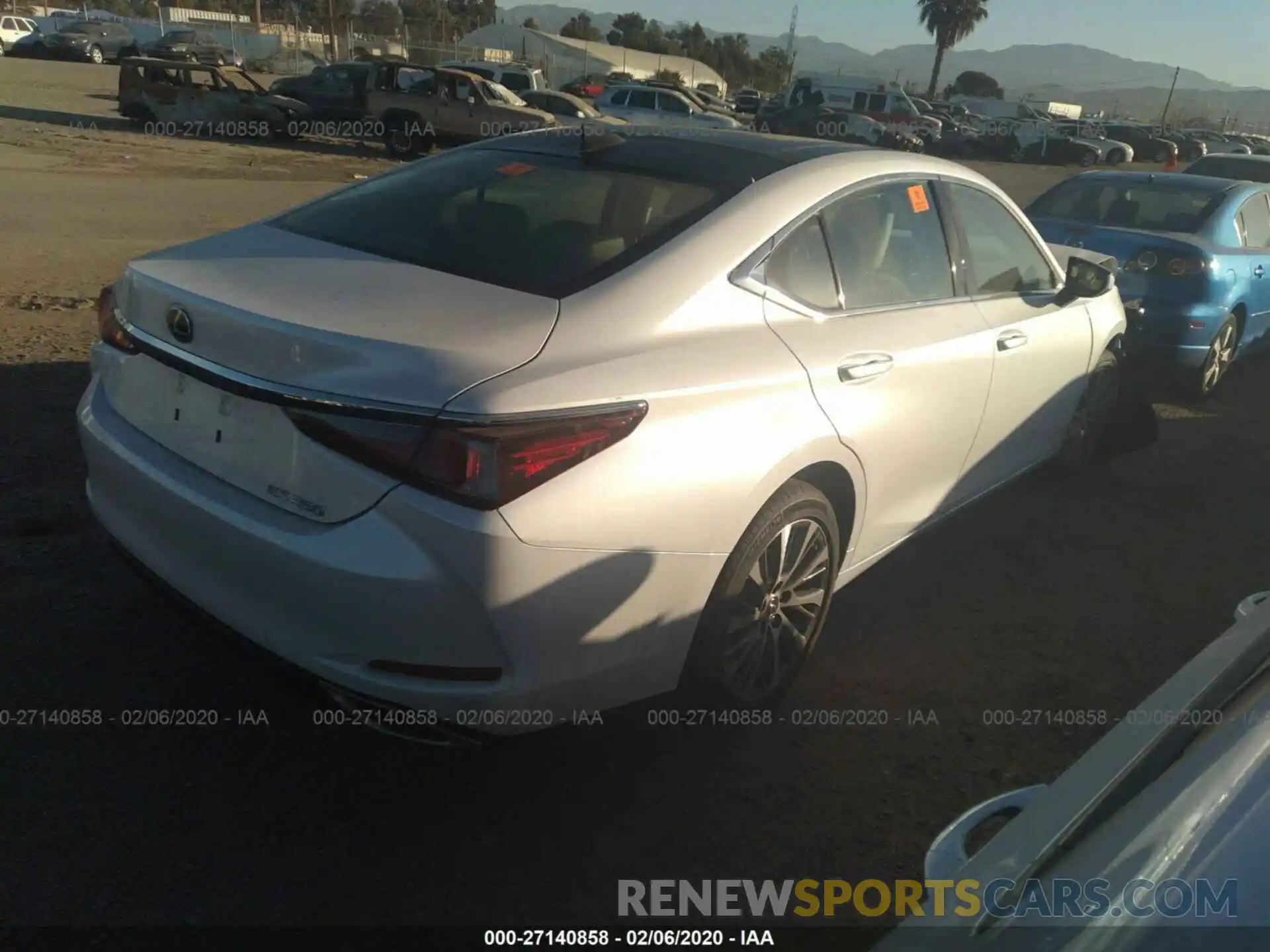 4 Photograph of a damaged car 58ADZ1B10LU058016 LEXUS ES 2020