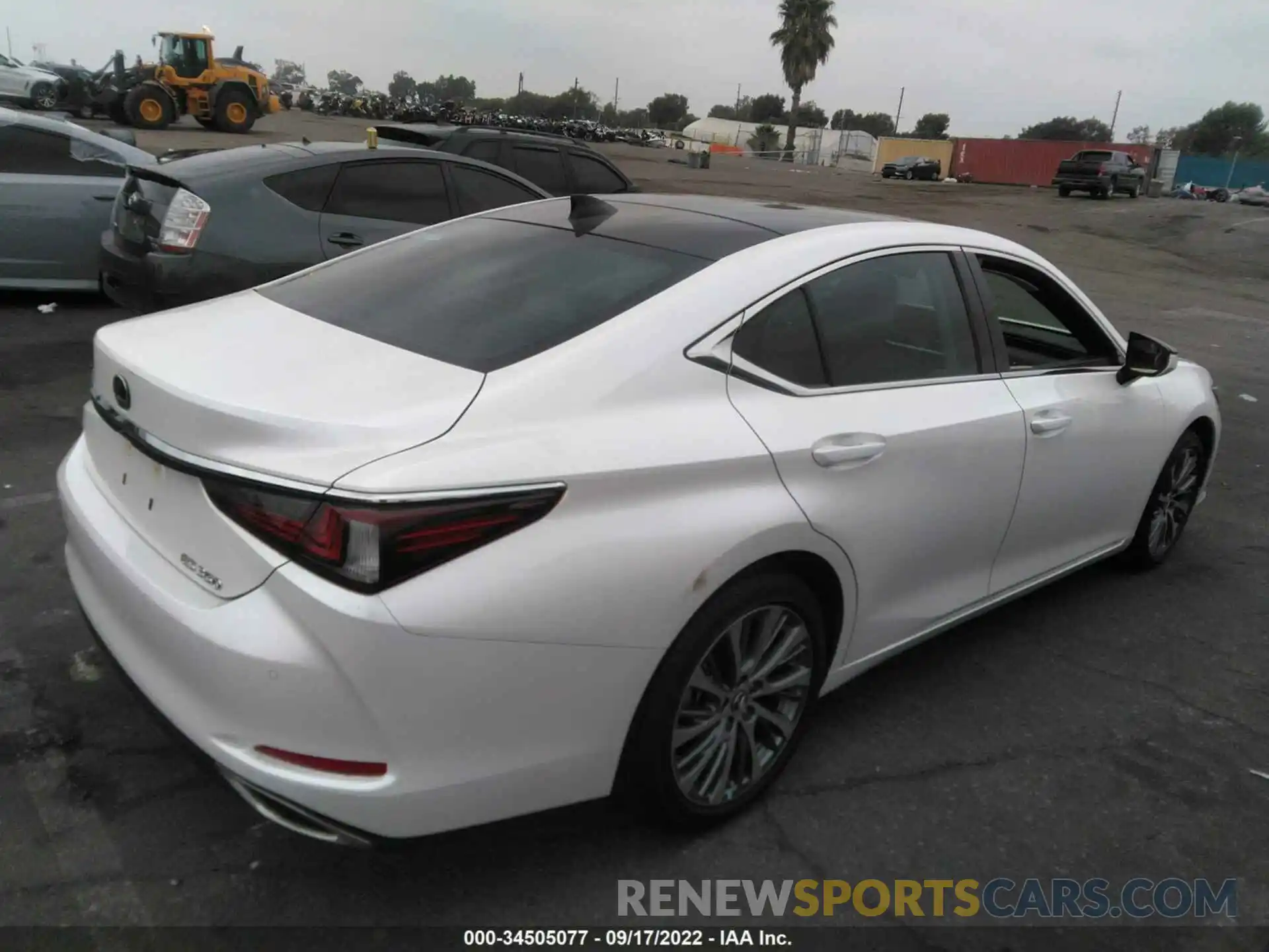 4 Photograph of a damaged car 58ADZ1B11LU076914 LEXUS ES 2020